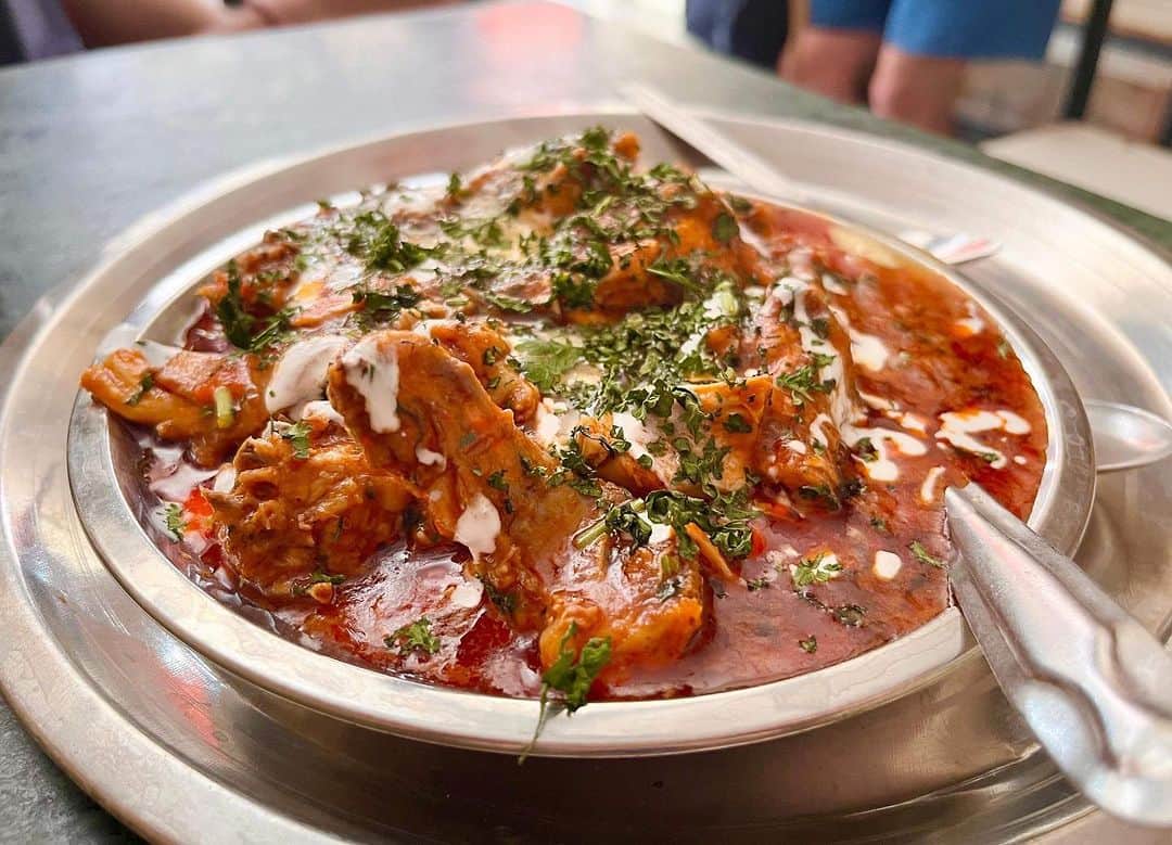 印度カリー子のインスタグラム：「インドの屋台でバターチキンカレーを食べた話。  YouTubeで更新しました。みてね」