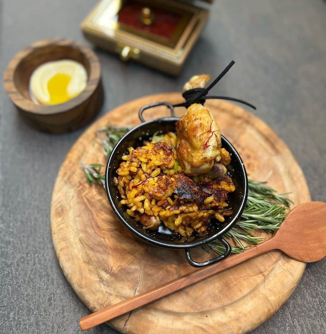 庄司夏子のインスタグラム：「Paella ,,,, no, “Arroz Japones”served with Aioli and lemon oil 🧄🍋 🇪🇸🇯🇵, Beautiful saffron from Iran 💎 🇮🇷  Of course with a wooden spoon!」
