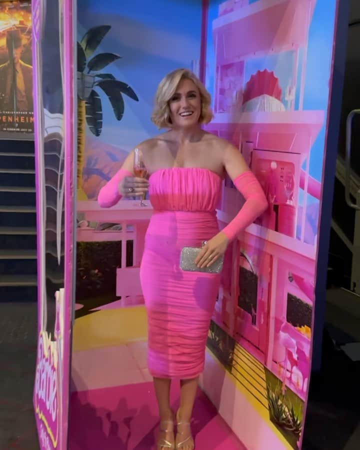 サリー・ピアソンのインスタグラム：「Had a blast at the @barbiethemovie Gold Coast premiere!  Thank you Margot Robbie for bringing my favourite doll to life!  @lizcantor I think we need to work on our doll dance 😂😂 Thank you @emilyjadeokeeffe for style advice from my change room 🫣」