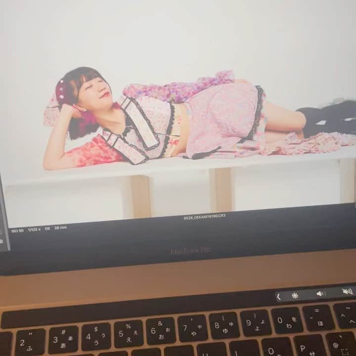 ぱいぱいでか美のインスタグラム：「( ˘ω˘ ) ｽﾔｧ... . でか美祭のオフショットシリーズ💤 メインビジュアルの背景にでっかい私が寝てるのめっちゃいいよね…… 今回のビジュアルのお気に入り部分のひとつです🛏️  明日！いよいよ！最終発表！ 何のトラブルも起きなければ！できます！ 告知注目しといてね👀 . #でか美祭 #オフショット #涅槃 #でか美ちゃん」