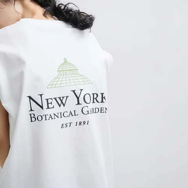 ADAM ET ROPÉさんのインスタグラム写真 - (ADAM ET ROPÉInstagram)「【NEW IN】︎ New York Botanical Garden の別注Tシャツが発売スタート✨  ［ニューヨーク植物園(New York Botanical Garden / NYBG)］ @nybg  1891年に設立された植物園。　 大規模な展示会やフラワーフェスティバルも開かれており、約100ヘクタールの広さを誇る敷地の中で、四季折々の花々や木々に囲まれた素敵な空間を贅沢に楽しめる。  ▪️ 【The New York Botanical Garden for ADAM ET ROPÉ】NYBG PHOTO TEE ¥8,250 #EUM33710  ▪️ 【The New York Botanical Garden for ADAM ET ROPÉ】NYBG PHOTO TEE ¥8,250 #EUM33800  -----  @adametrope  @jadorejunonline  #adametrope  #jadorejunonline #アダムエロペ #adam23ss #adam23aw #thenewyorkbotanicalgarden  #ボタニカルガーデン #tシャツ #重ね着コーデ  #白t #アートプリント#アート #ロゴt #プリントt #夏コーデ #秋コーデ #キャミワンピース」7月18日 20時58分 - adametrope