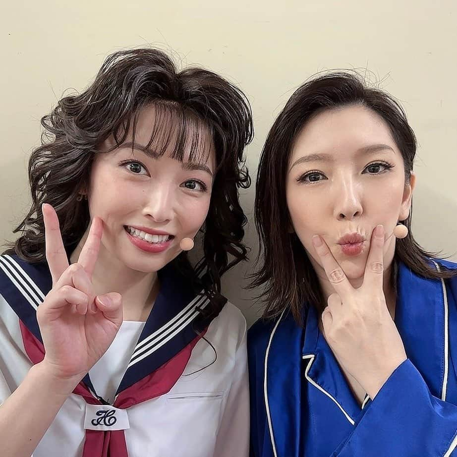 瀬奈じゅんさんのインスタグラム写真 - (瀬奈じゅんInstagram)「⁡ ⁡ ビートルジュース稽古、だいぶ心が落ち着いてきました笑。 ⁡ パートナー役の圭吾さまがとっても優しくしてくださいます……昔からですが。 昨日は私のボロボロになった稽古用ヒールをボンドで直してくれた……え、神？ ⁡ という事で「SUNNY」の思い出写真を一気にまとめてポストします！ ⁡ もうすでに一年前の出来事のよう……楽しかったなぁ……みんなに会いたいなぁ。 ⁡ また会う日まで！！ ⁡ ⁡ #SUNNY #思い出写真 ⁡ #ビートルジュース #吉野圭吾 さん #優しさの塊 #変態紳士」7月18日 20時50分 - junsena_official