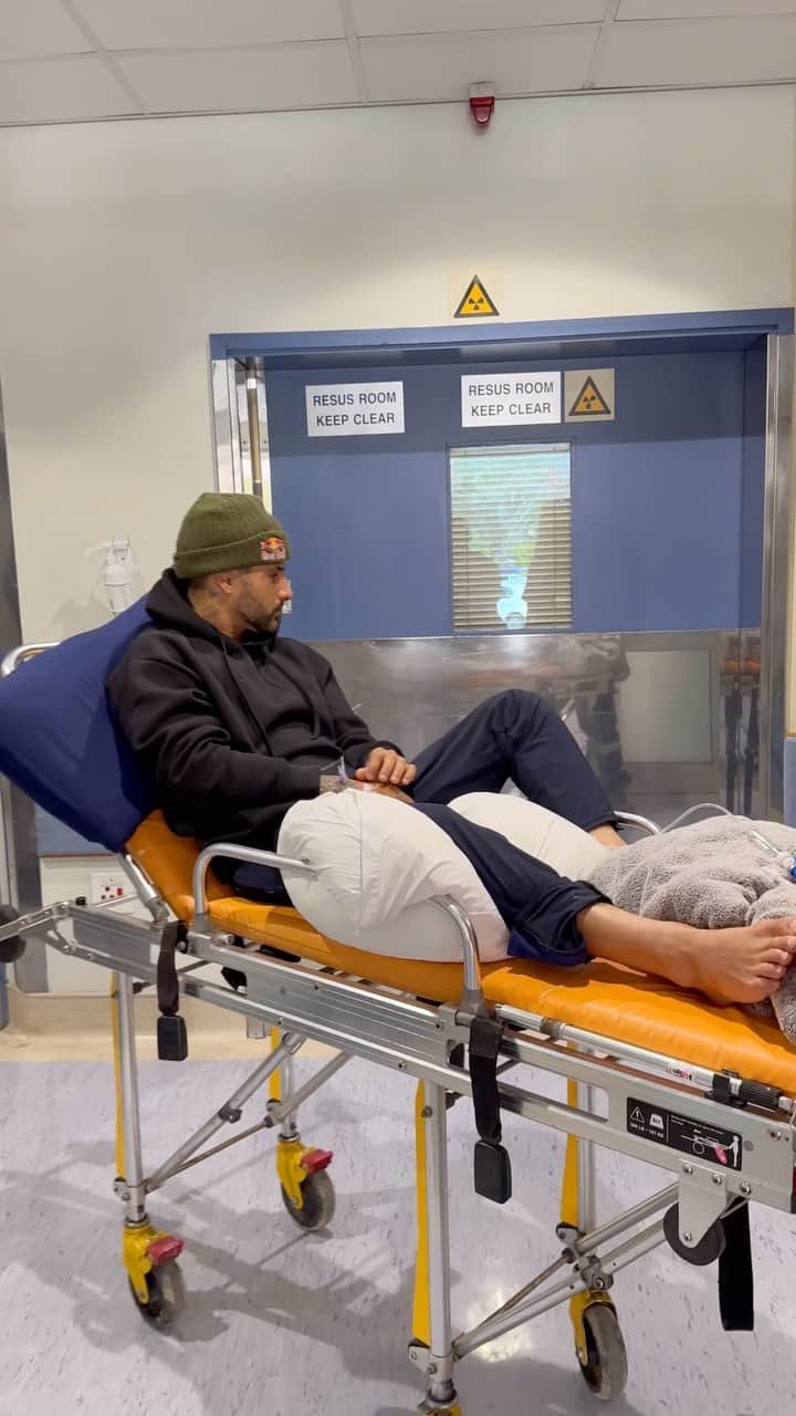 イタロ・フェレイラのインスタグラム：「Sinto muito! 😔   Eu tive que abandonar a bateria e ir direto p/ o hospital após errar uma manobra e machucar meu joelho direito.  Diferente do ano passado eu não tive condições de continuar depois de sentir muita dor. Eu tenho trabalhado bastante pra ser forte e evitar esse tipo de lesão, mas infelizmente existe o risco!  Espero que não seja nada grave e consiga voltar o mais rápido possível, só que com outros planos! Porque eu não consigo alcançar o meu objetivo final.   Tudo tem um propósito e se teve que ser assim, de um jeito ou de outro lá na frente eu vou descobrir e Deus vai me mostrar o melhor caminho.   Obrigado pela força 🫶」