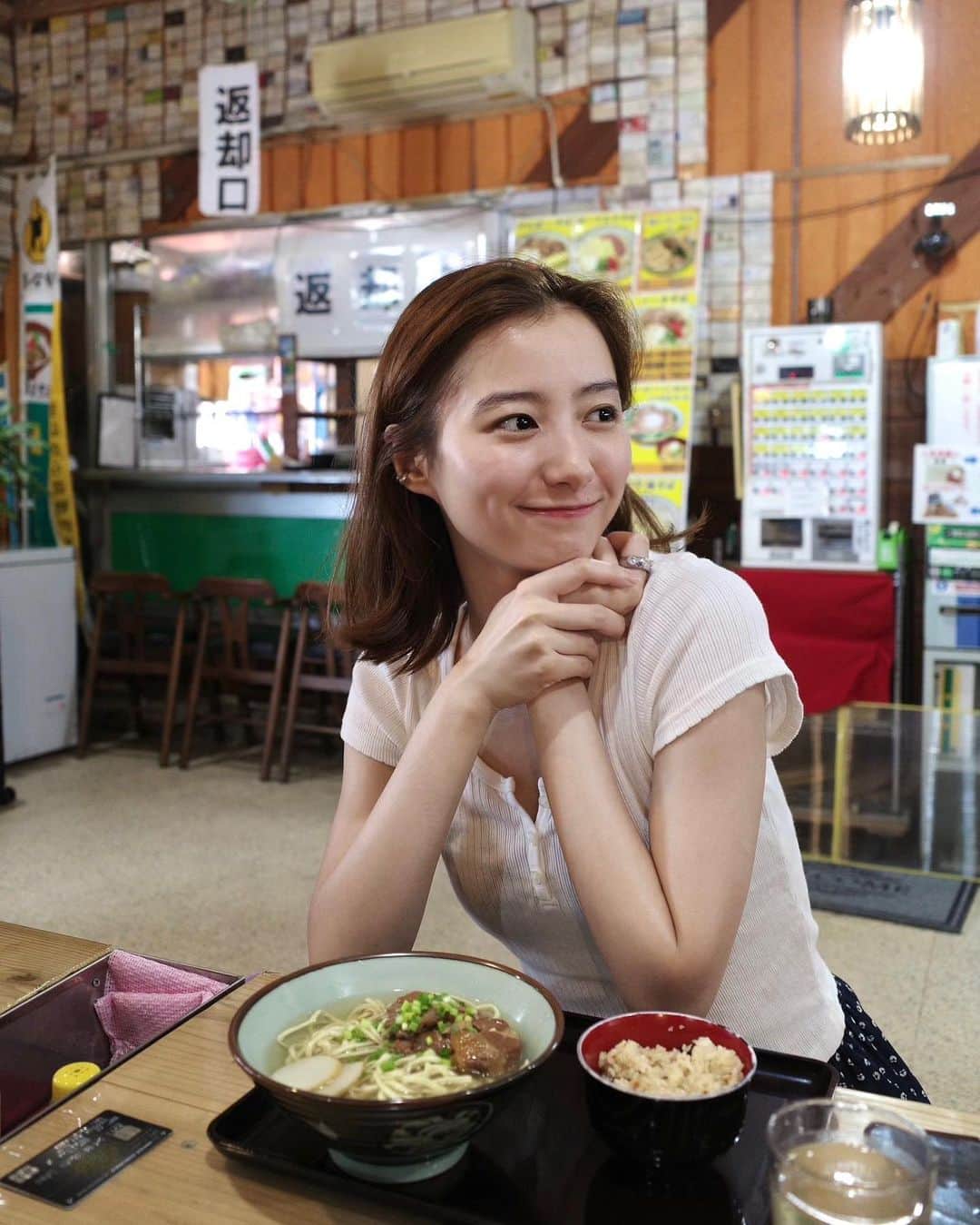 高田里穂のインスタグラム：「OKINAWA 5days...🏝️🐬💛  楽しくて美味しくて、幸せ旅でした。  #コロナサンセット  #けんぱーのすばやー」