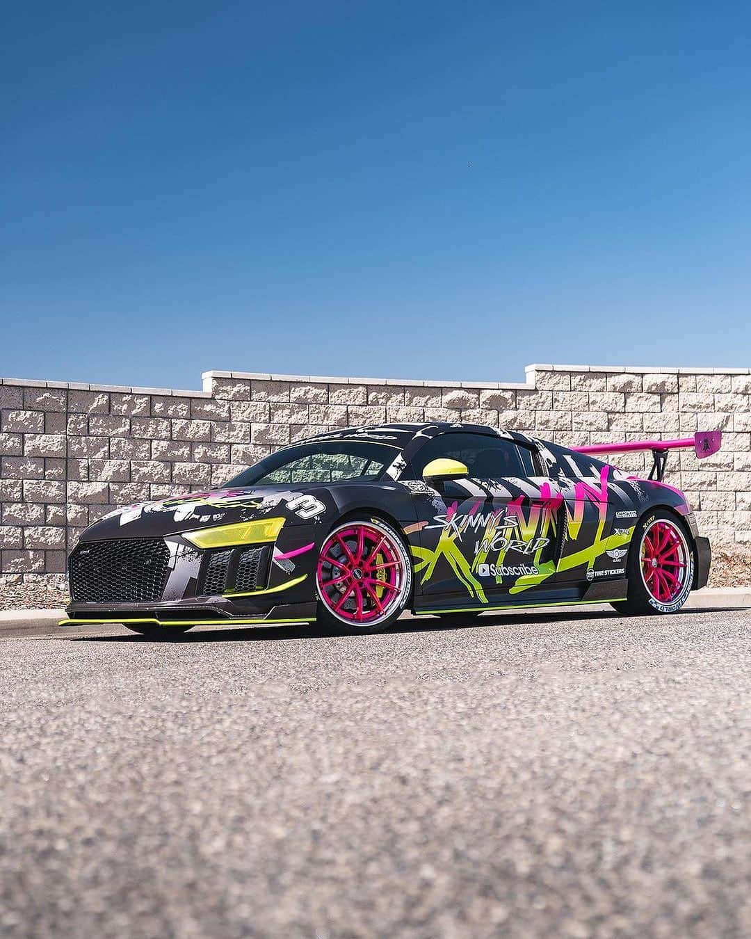 CarsWithoutLimitsのインスタグラム：「Would you rock pink wheels??  🛞: @litespeedracing 🏎️ : @skinnys_world . . . #litespeedracing #litespeedracingwheels #dde #audir8 #audiwheels」