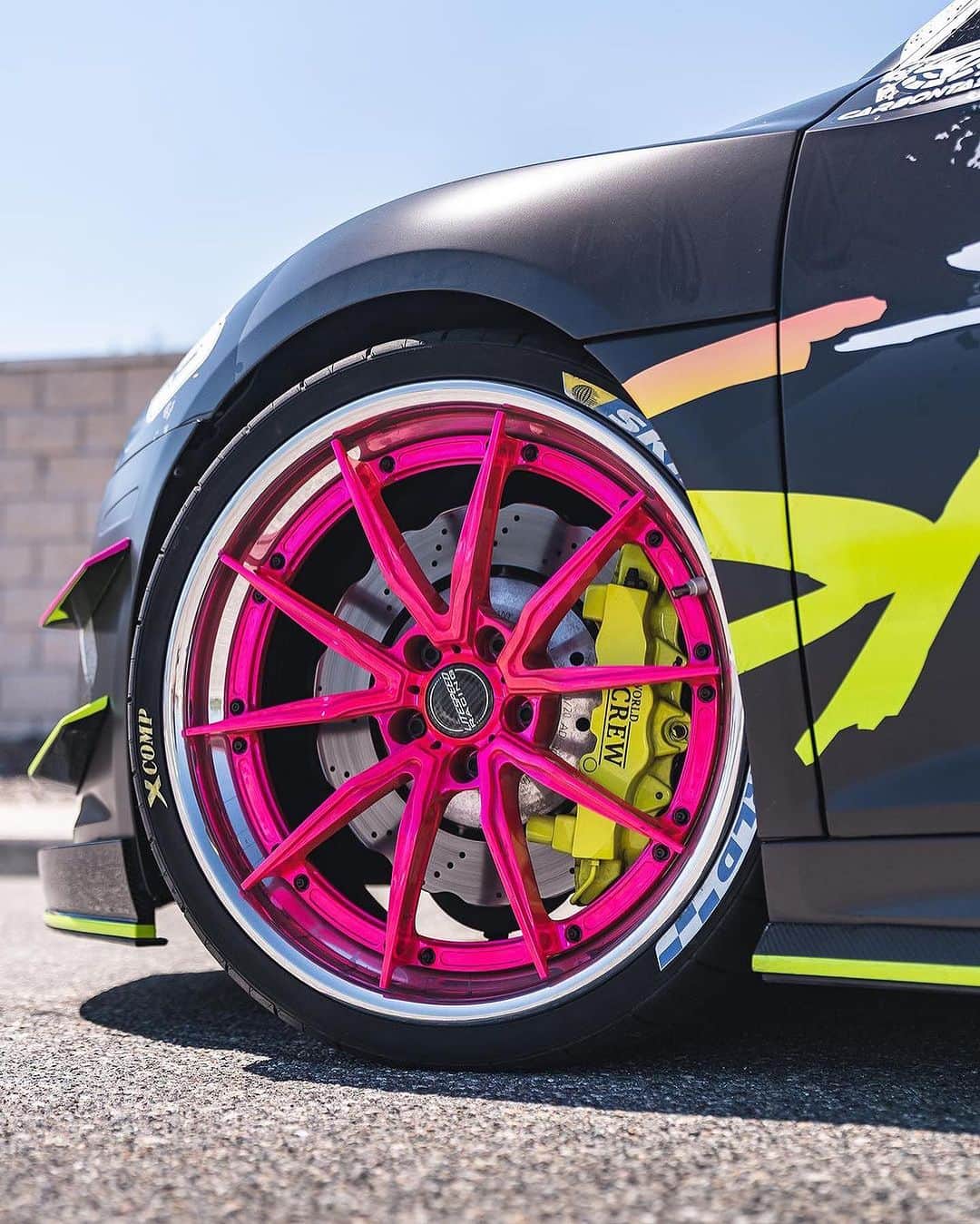CarsWithoutLimitsさんのインスタグラム写真 - (CarsWithoutLimitsInstagram)「Would you rock pink wheels??  🛞: @litespeedracing 🏎️ : @skinnys_world . . . #litespeedracing #litespeedracingwheels #dde #audir8 #audiwheels」7月18日 20時53分 - carswithoutlimits