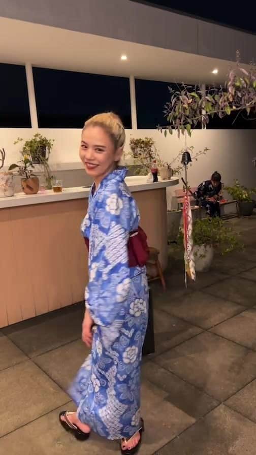 CHARAのインスタグラム：「新月インスタライブ  7月7日の渋谷にてファイナルを迎えて終了したばかりの全国ツアー 『Simple City Tour 2023』ですが  たくさんのご要望にお応えして アンコール公演の開催が決定いたしました。  会場は「恵比寿ガーデンホール」 日程はCharaのデビュー記念日 9月21日(木曜日)  チケット情報や購入方法などは詳細が決まり次第あらためてご案内いたします。  yeah! Charaxxx」