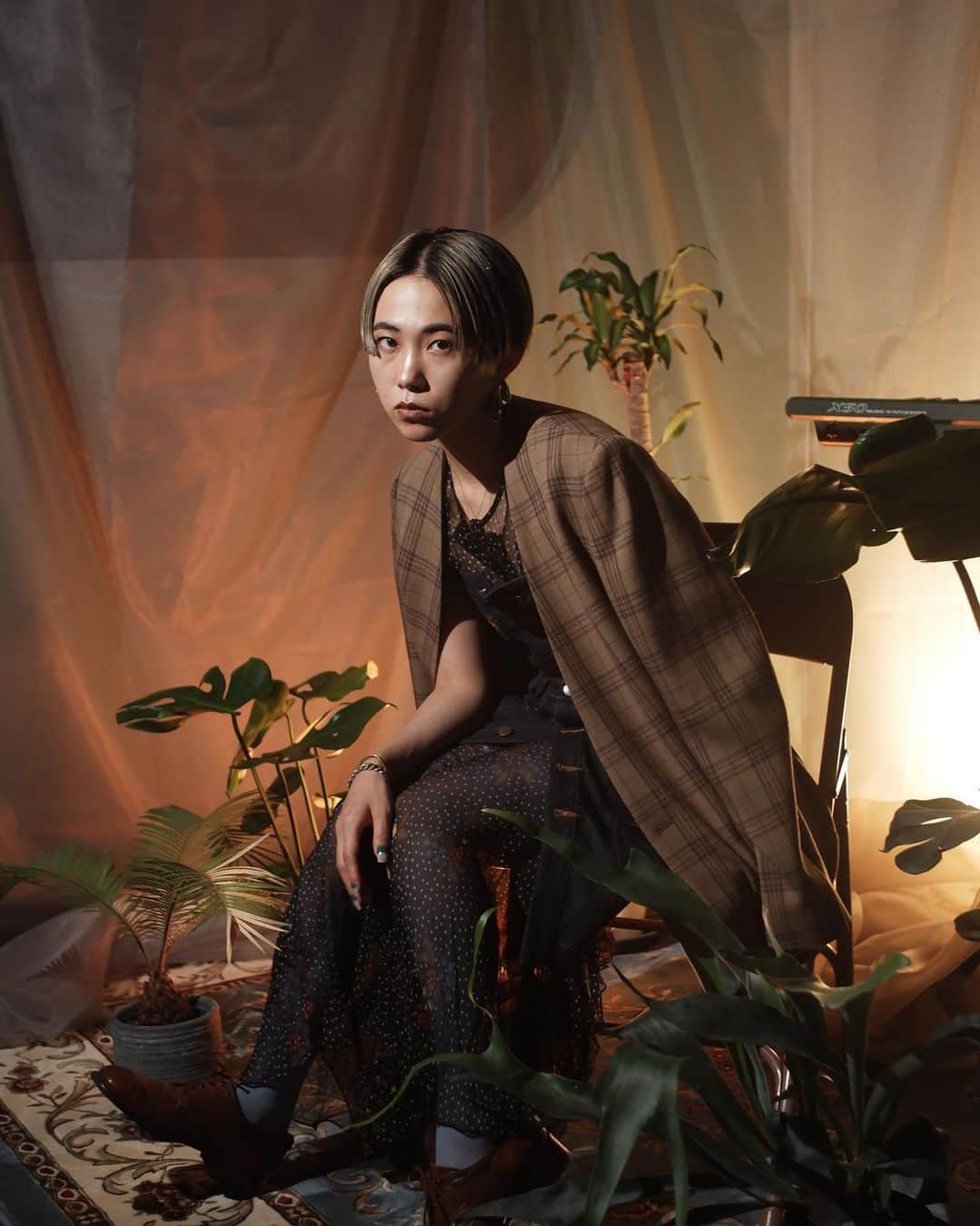 yurinasiaのインスタグラム：「🦜 new yurinasia #2  スペシャルなマイチーム。 今回はかなり大規模に、4LOOK撮った。気分でアー写変えれるように。どれもお気に入り。  director：ayumugugu (@ayumugugu) director：cocoroyen (@cocoroyen ) camera：cocoroyen (@cocoroyen ) hairmake：Luy (@luychanii ) styling：ayumi hirai ( @t_r_c_c_ )」