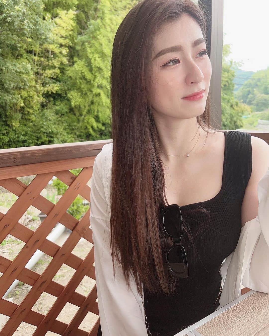神崎裕女のインスタグラム：「安定の時差スタグラム。笑  田舎大好き🌳自然大好き🤍🤍  #時差スタグラム #時差投稿 #自然 #田舎 #緑 #夏休み #夏 #ストレートヘア #ロングヘア #お出かけ #休日 #ワンピース #白シャツ #コーデ #7月 #タビジョ #淡路島」