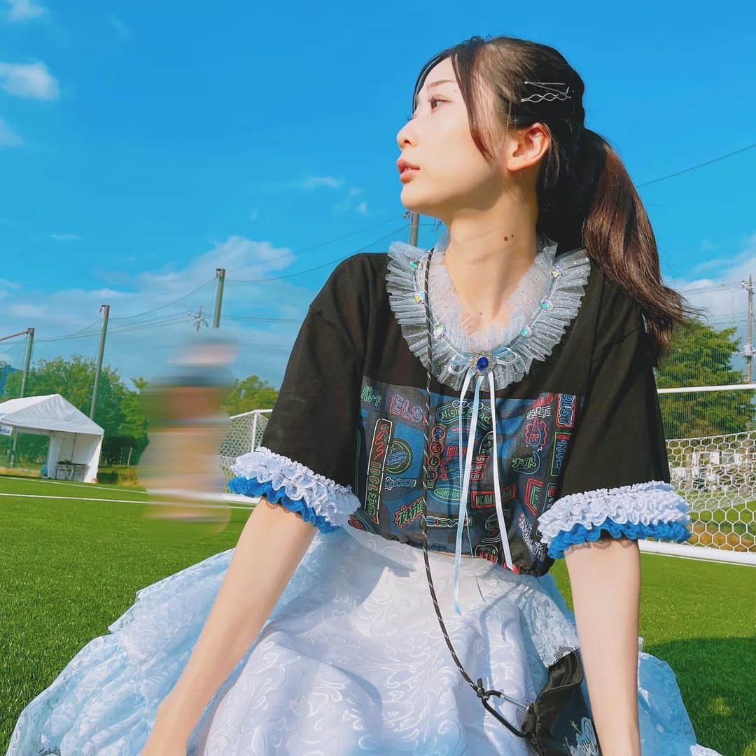 塩野響子のインスタグラム：「⠀青い空、芝生でのお昼が幸せすぎた😪☁️ ⠀ 服が汚れるとかそんなことより空の下で寝そべるのが好きなタイプゥ」