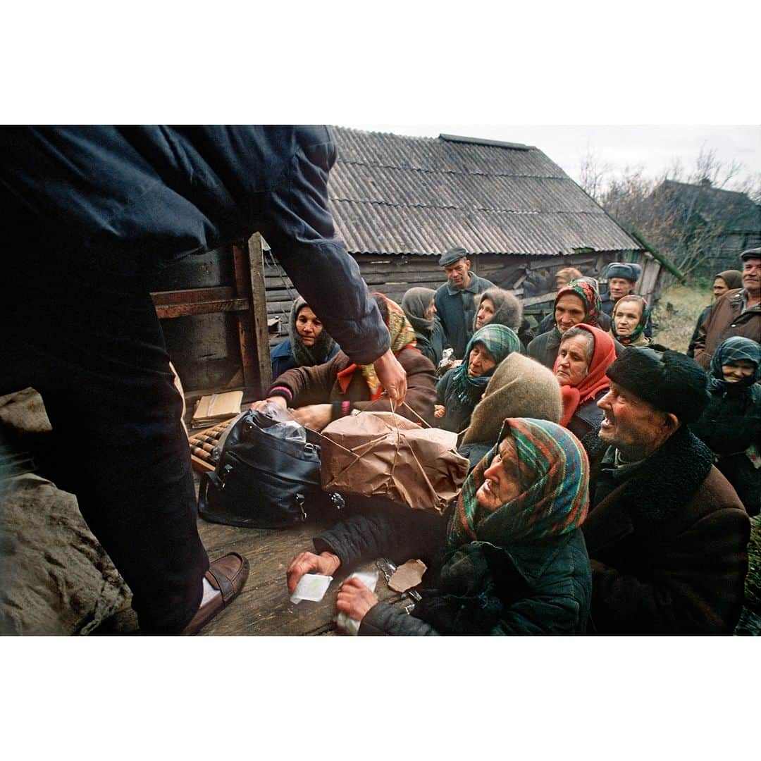 Gerd Ludwigさんのインスタグラム写真 - (Gerd LudwigInstagram)「The Long Shadow of Chernobyl.  Villagers gather at the back of a truck to purchase food and other goods in Ilyintsy, Ukraine, 1993. By this time, several hundred elderly men and women had chosen to return to the Chernobyl Exclusion Zone following the nuclear disaster. Despite radiation levels, they preferred to spend their remaining days on their native soil rather than die of a broken heart in soulless city suburbs.  From my first encounter with Chernobyl in 1993, it has become a lifelong commitment that holds a special place in my heart. Now, I have been granted the rare opportunity to revisit the Chernobyl Exclusion Zone and the dilapidated Reactor #4.  With the challenges traditional media outlets face in funding long-term projects, I'm thrilled to announce my third Kickstarter campaign. Its aim is to support my return to Chernobyl, enabling me to preserve the intricate narrative of this haunting place, raise awareness about the risks of mishandling nuclear power, and give a voice to those affected by the Chernobyl disaster.  Check out the LINK IN BIO for more information and help me fund this important journey.  @thephotosociety #TheNextChapter #Chernobyl #KickstarterCampaign #NuclearDisasterAwareness #Chornobyl」7月18日 21時00分 - gerdludwig