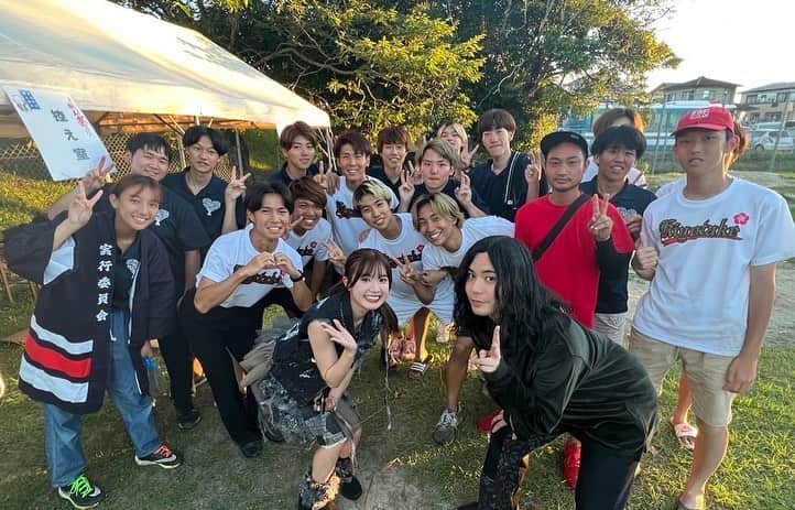 外薗葉月さんのインスタグラム写真 - (外薗葉月Instagram)「"第45回きよたけ郷土祭り" ありがとうございました!!!  SHOOT THE MOONとしては 初めての野外ライブでした🌙 沢山の方に足を止めてもらって聴いてもらえて、手拍子してくれて、本当に宮崎の温かさを感じることができました☺️  そしてファンの皆さんも遠いところから来てくださりありがとうございます🤍 物販もあったからそこでみんなと話せたから 楽しかったね〜🤭  そしてお祭りのボランティアの学生のみんなが私たちのステージを盛り上げてくれました👏🏻👏🏻 聞いてた人数の倍くらいの学生たちが集まってて本番びっくりした！笑😂 また宮崎に行きたいと思わせてくれるそんな時間でした🍒  空き時間で少し観光もできたからまた改めて載せようかな🫶🏻  #宮崎県　#きよたけ郷土祭り　#live」7月18日 21時01分 - hazuki_hokazono
