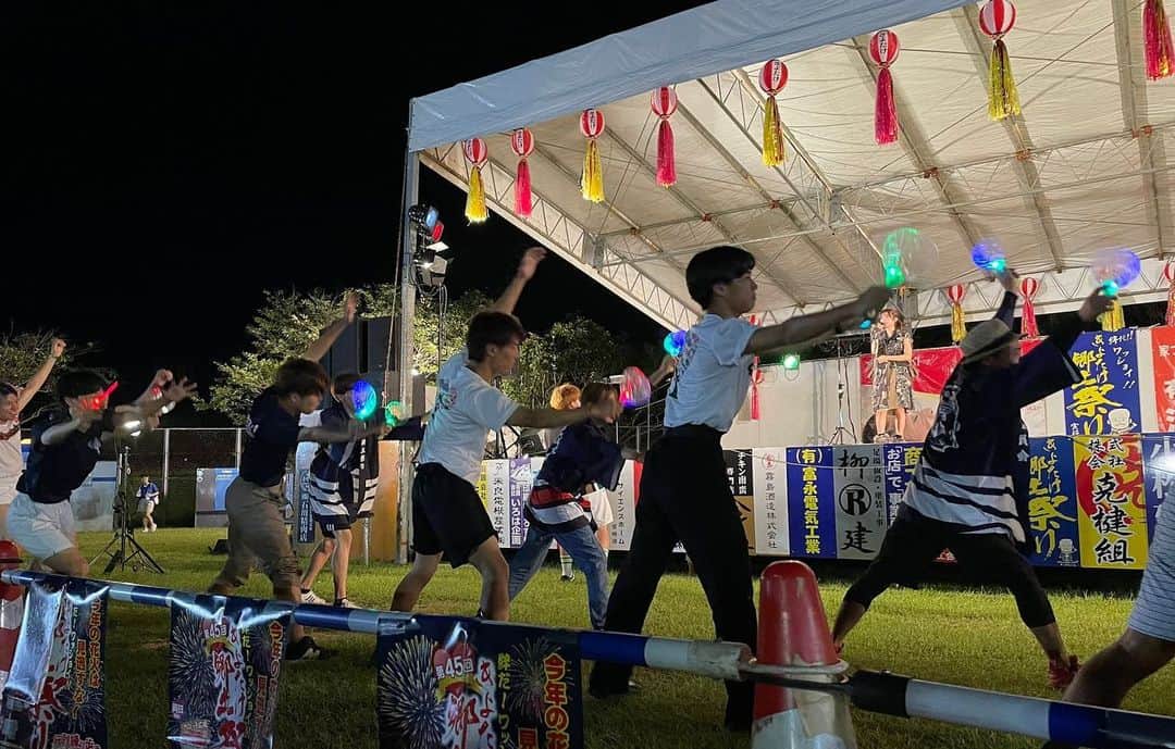 外薗葉月さんのインスタグラム写真 - (外薗葉月Instagram)「"第45回きよたけ郷土祭り" ありがとうございました!!!  SHOOT THE MOONとしては 初めての野外ライブでした🌙 沢山の方に足を止めてもらって聴いてもらえて、手拍子してくれて、本当に宮崎の温かさを感じることができました☺️  そしてファンの皆さんも遠いところから来てくださりありがとうございます🤍 物販もあったからそこでみんなと話せたから 楽しかったね〜🤭  そしてお祭りのボランティアの学生のみんなが私たちのステージを盛り上げてくれました👏🏻👏🏻 聞いてた人数の倍くらいの学生たちが集まってて本番びっくりした！笑😂 また宮崎に行きたいと思わせてくれるそんな時間でした🍒  空き時間で少し観光もできたからまた改めて載せようかな🫶🏻  #宮崎県　#きよたけ郷土祭り　#live」7月18日 21時01分 - hazuki_hokazono