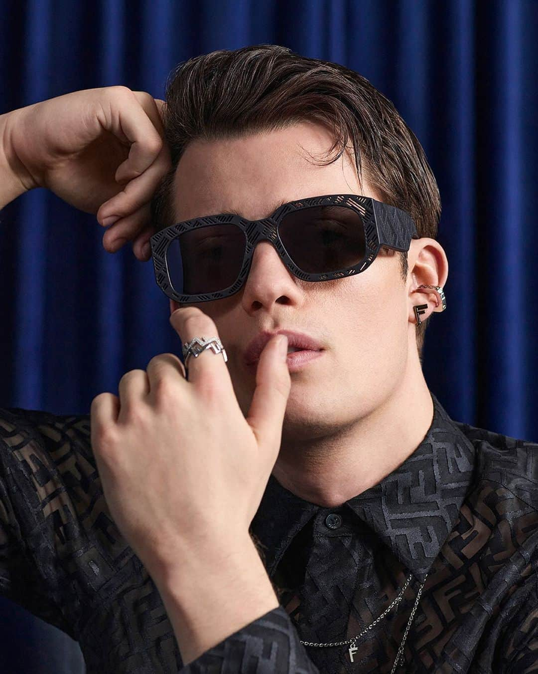 Fendiさんのインスタグラム写真 - (FendiInstagram)「The elegance of unexpected details. In the #FendiFW23 campaign, #FendiAmbassador Nicholas Galitzine wears new #FendiEyewear and a Fendi Five ring, a nod to the five Fendi sisters.  Artistic Director of Accessories and Menswear: @silviaventurinifendi  Artistic Director of Jewellery: @delfinadelettrez  Creative and Film Direction: @nicovascellari Photography: @brunostaub Styling: @ganio  Talent: @nicholasgalitzine  Hair: @guidopalau  Makeup: @daniel_s_makeup」7月18日 21時01分 - fendi