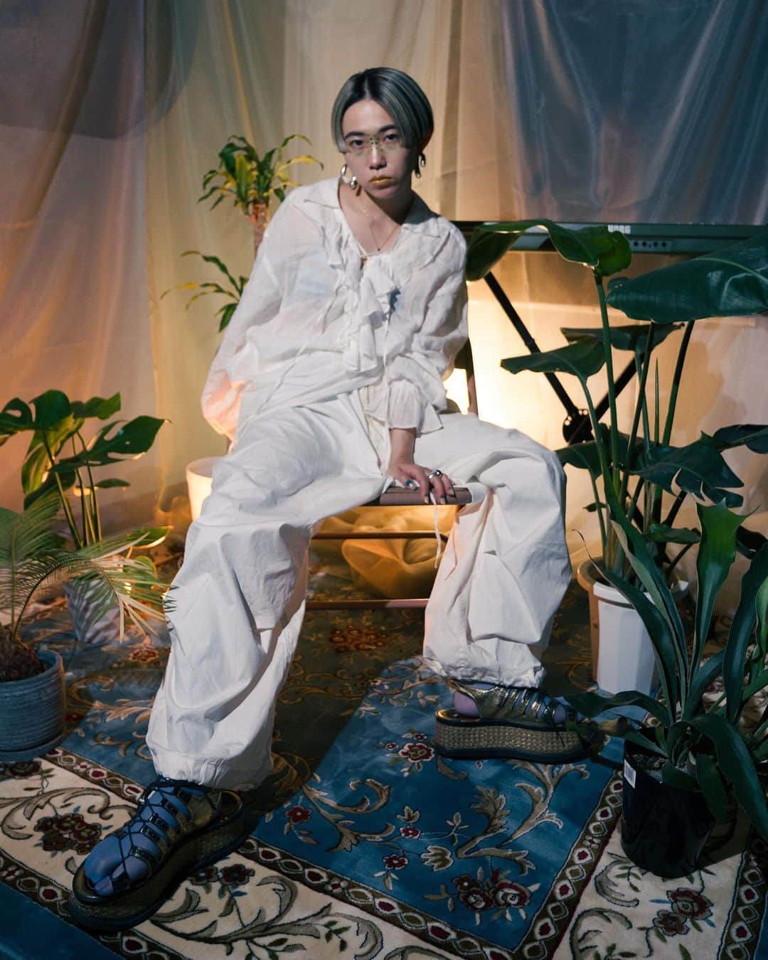 yurinasiaのインスタグラム：「🦚 new yurinasia #1  スペシャルなマイチーム。 今回はかなり大規模に、4LOOK撮った。気分でアー写変えれるように。どれもお気に入り。  director：ayumugugu (@ayumugugu) director：cocoroyen (@cocoroyen ) camera：cocoroyen (@cocoroyen ) hairmake：Luy (@luychanii ) styling：ayumi hirai ( @t_r_c_c_ )」