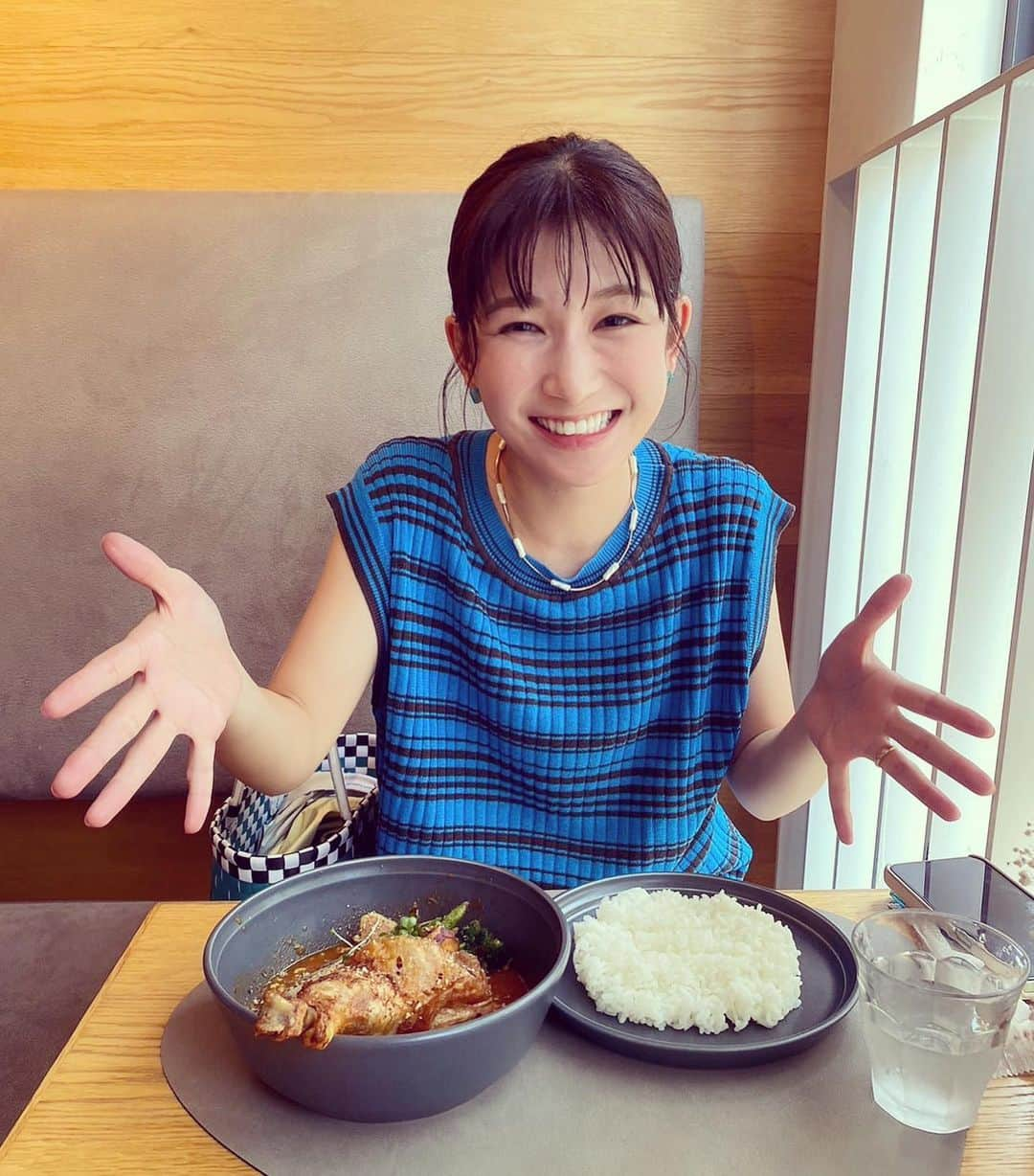 小西ゆりなさんのインスタグラム写真 - (小西ゆりなInstagram)「喜びと幸せが滲み出ているの図🥹✨ もうすぐ本格的な夏休みですね🌻 世のママさん達、共に頑張りましょう🥲💪 #lunch #自分時間 #curry #sweets #健康が1番 #夏休み #イライラしないように頑張る #昭和感丸出しポーズ」7月18日 21時02分 - yurina_konishi