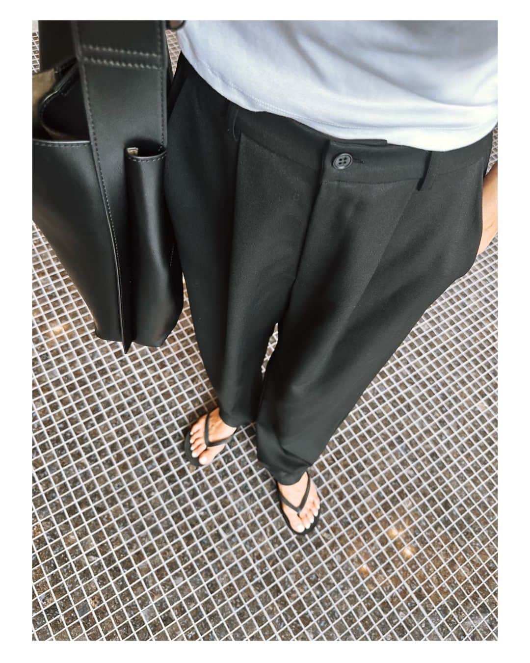 木口亜矢さんのインスタグラム写真 - (木口亜矢Instagram)「New Chef pants  color  black  新作の自信作パンツが出来上がりました🖤 今回もメンズ、レディース共に作りました。  もうね、かわいい。 シルエット、デザイン、生地 そして履き心地。  Anneのアイテムは この全てがそろっているから 絶対に喜んでもらえることまちがいなし  ブランドをオープンしてから リピートの方が少しずつ増えていって 購入してくださった方のほとんどが もう一度商品を購入しに来てくれる。  それって一度着てみて よかったって思ってくれたから もう一度来てくれるんだなって。  確実に一歩一歩進んでいるのがわかって すごく嬉しいし、励みになっています 皆様本当にありがとうございます。  引き続き新作情報も更新していきます♡」7月18日 21時04分 - ayakiguchi