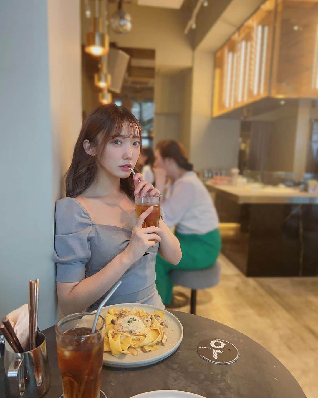 相澤瑠香のインスタグラム：「誕生日カフェしたときの🍸🤍 彼女感ある？」
