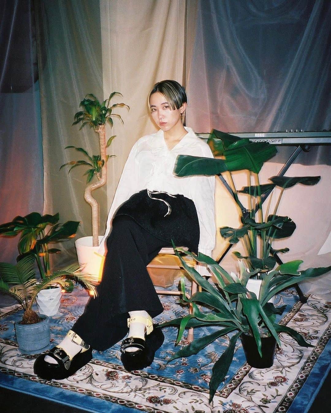 yurinasiaのインスタグラム：「🐈‍⬛ new yurinasia #3  スペシャルなマイチーム。 今回はかなり大規模に、4LOOK撮った。気分でアー写変えれるように。どれもお気に入り。  director：ayumugugu (@ayumugugu) director：cocoroyen (@cocoroyen ) camera：cocoroyen (@cocoroyen ) hairmake：Luy (@luychanii ) styling：ayumi hirai ( @t_r_c_c_ )」