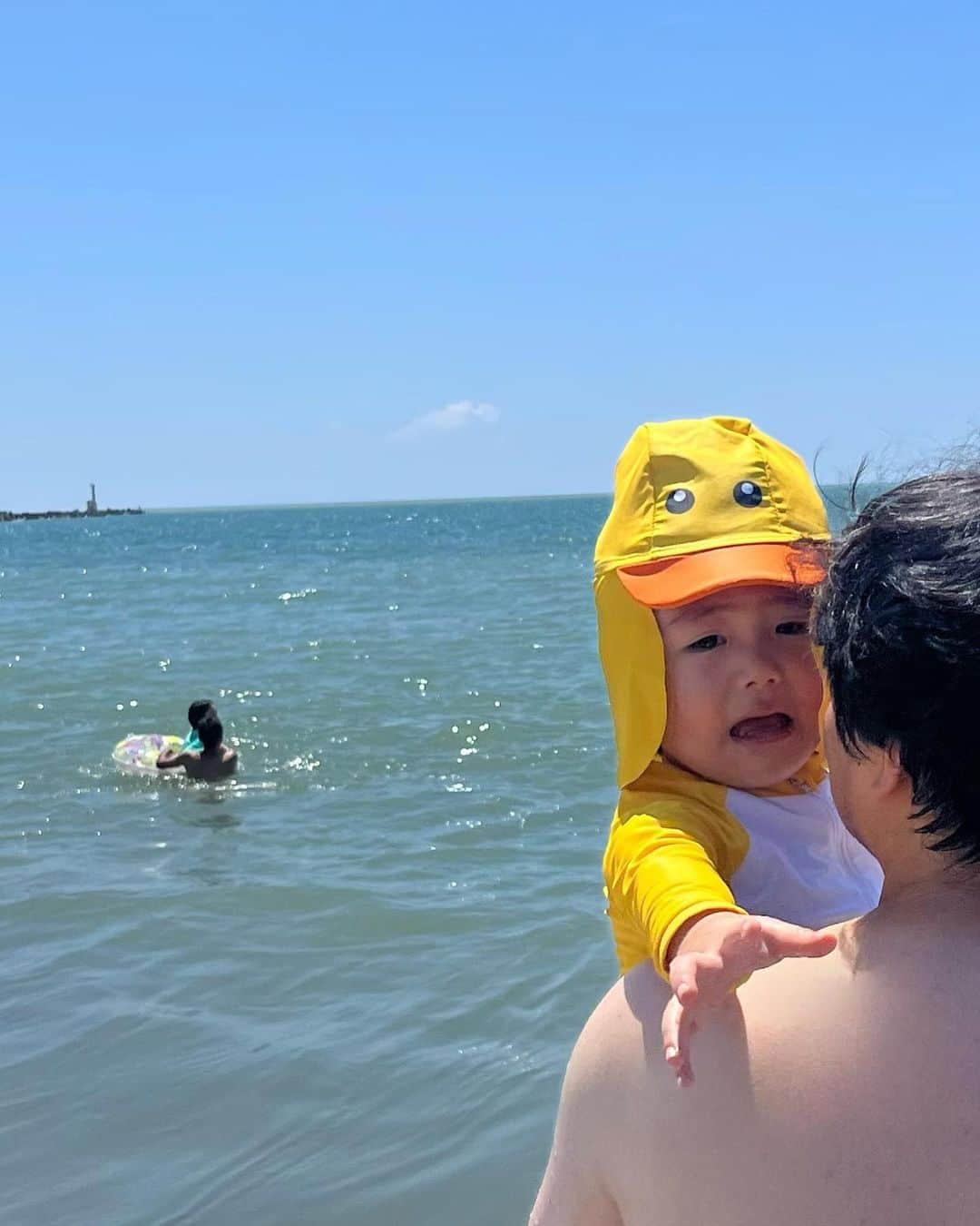 酒元麻衣（まいへー）さんのインスタグラム写真 - (酒元麻衣（まいへー）Instagram)「福井の海🌴🏖🐠☀️  息子は波が怖かったみたいで 全然遊べず、半泣き(４枚目) ぽんはずっと気持ちよさそうに浮いてた🤣♡  . . . . #福井#海#福井観光#3歳男の子#男の子ママ」7月18日 21時10分 - maihee