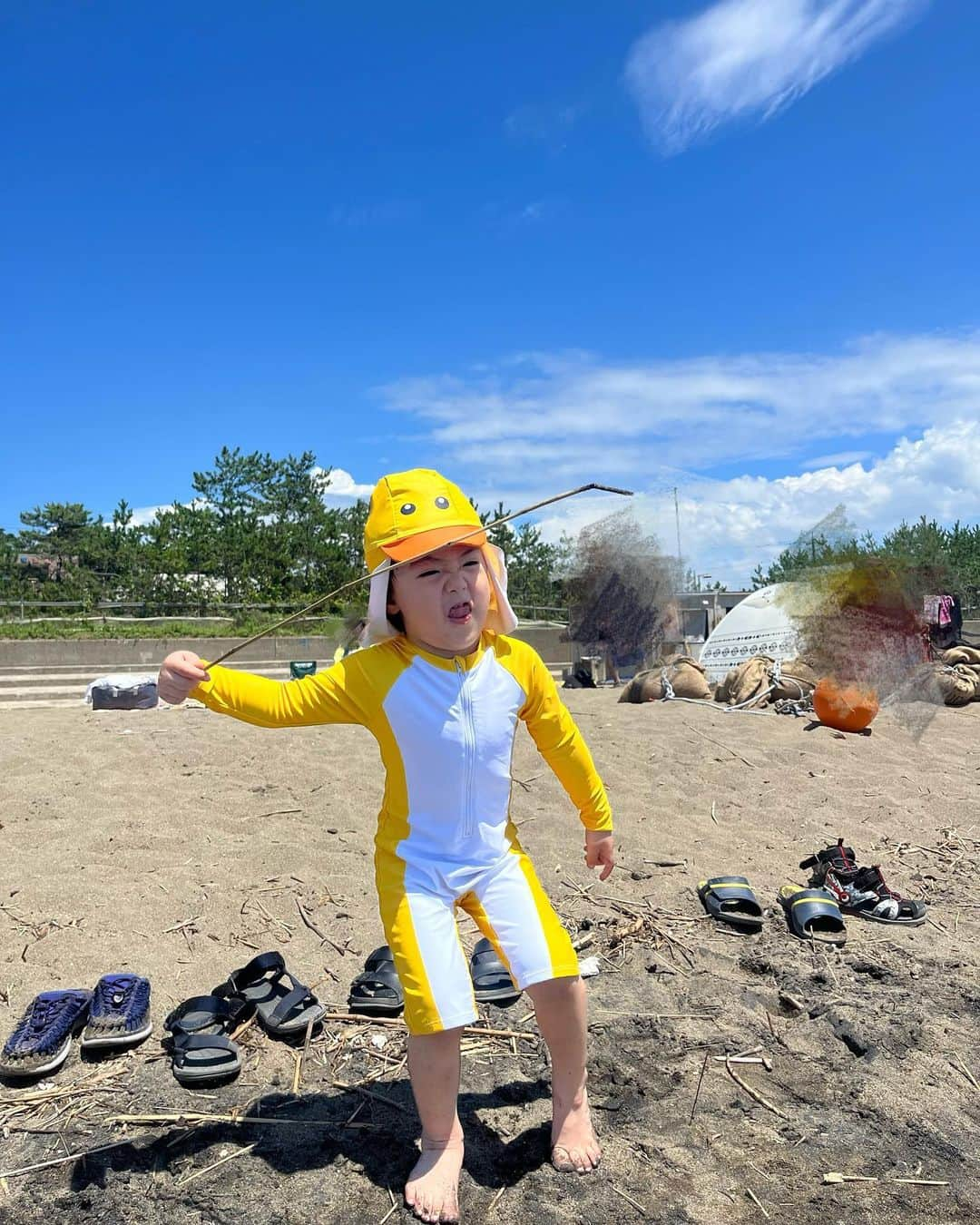 酒元麻衣（まいへー）さんのインスタグラム写真 - (酒元麻衣（まいへー）Instagram)「福井の海🌴🏖🐠☀️  息子は波が怖かったみたいで 全然遊べず、半泣き(４枚目) ぽんはずっと気持ちよさそうに浮いてた🤣♡  . . . . #福井#海#福井観光#3歳男の子#男の子ママ」7月18日 21時10分 - maihee