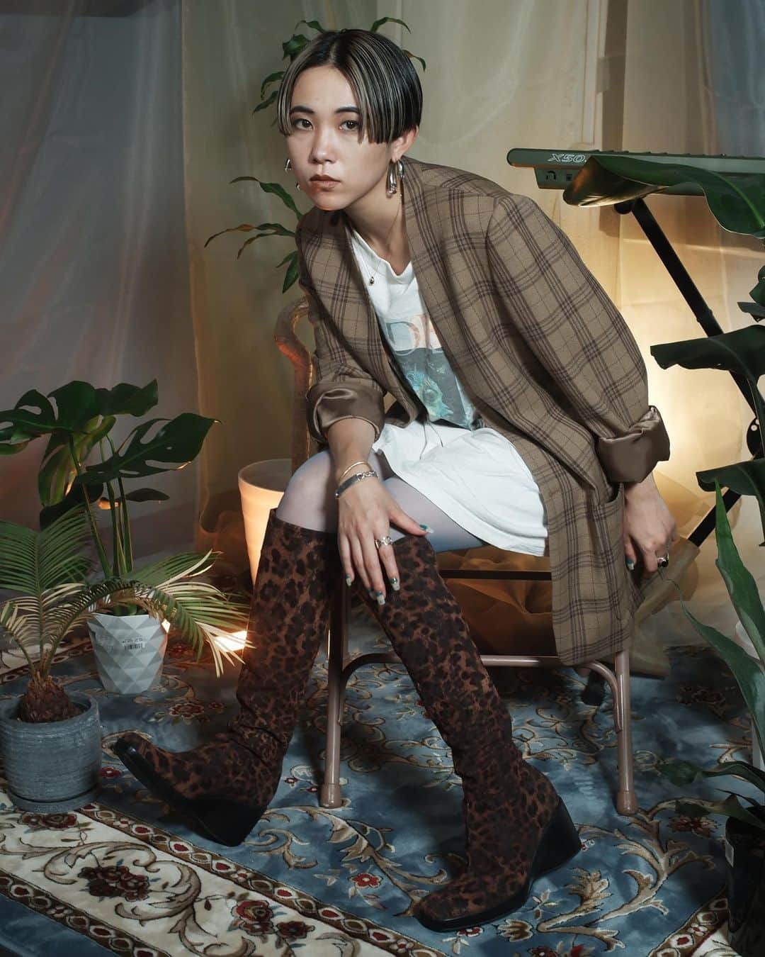 yurinasiaのインスタグラム：「🐆 new yurinasia #4  スペシャルなマイチーム。 今回はかなり大規模に、4LOOK撮った。気分でアー写変えれるように。どれもお気に入り。  director：ayumugugu (@ayumugugu) director：cocoroyen (@cocoroyen ) camera：cocoroyen (@cocoroyen ) hairmake：Luy (@luychanii ) styling：ayumi hirai ( @t_r_c_c_ )」