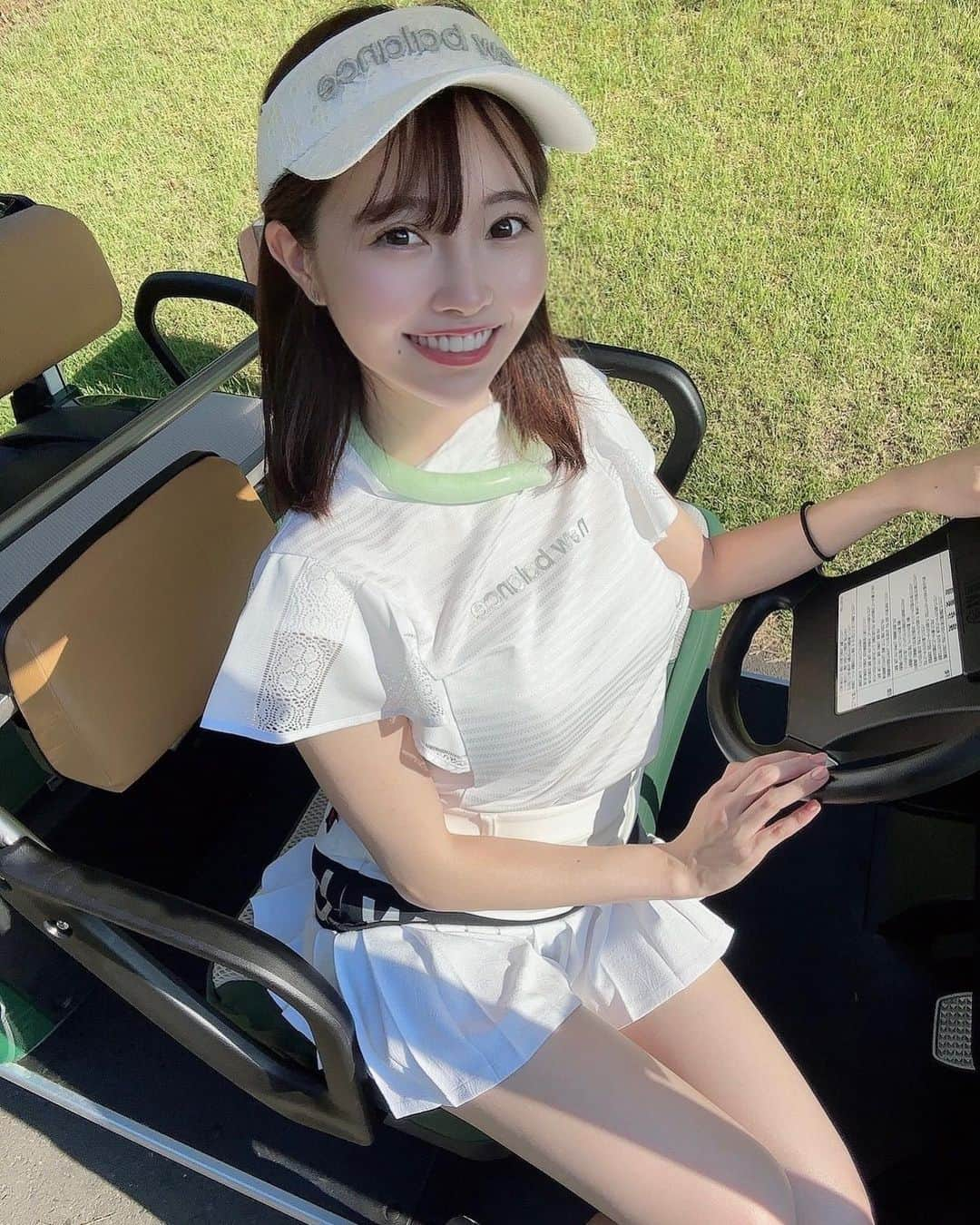 森香穂のインスタグラム：「♡  夏ゴルフ行ってきましたー⛳️！ スコアめちゃくちゃ悪かったけどコースも難しかった(´；ω；｀) 練習練習のきもちで頑張ったよ💪  そして最後のホールでまさかのパーが出たのがハイライトでした🤭💗  2枚目からは今までのゴルフウェアたち！ 私はピンクがお気に入りー🫶  みんなはどれ好き？？   #ゴルフ女子  #ゴルフウェア」