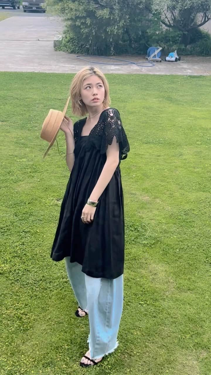 のインスタグラム：「MOREインスタグラムに長期ログインエラーが発生したため、投稿タイミングにズレがございます。ご了承ください。  【MORE8月号オフショット】 好評発売中のMORE8月号で表紙を飾ってくれた 小芝風花さんのコメント＆オフショットをお届け♡  本誌では、８ページにわたるファッション企画で ワンピースやデニムパンツなどを素敵に着こなしています❣️  小芝さんの持つ、のびやかな雰囲気が魅力的なカットも必見です✨  #MORE #小芝風花 #オフショット」