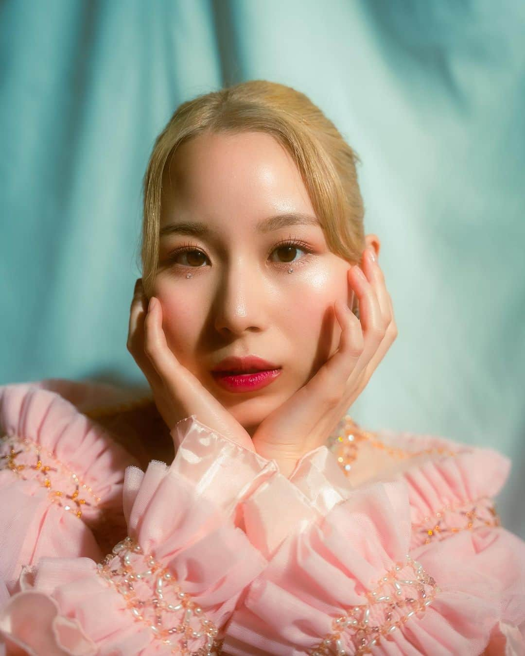 絹のインスタグラム：「New Artist Photo🫧  2年ぶりにアイコンを変えます！ あの頃よりずっと 自分を好きになれてる気がする🌸  どんなことがあっても私は音楽を続けます。 病気にだって負けない！ sowerと何度も何度も夢を叶えていく！♡  photographer @shin_ishihara   Hair&Makeup @nao.hairmake   Stylist @shiki_stylist  @lepustokyo  #シンガーソングライター #絹sowa」