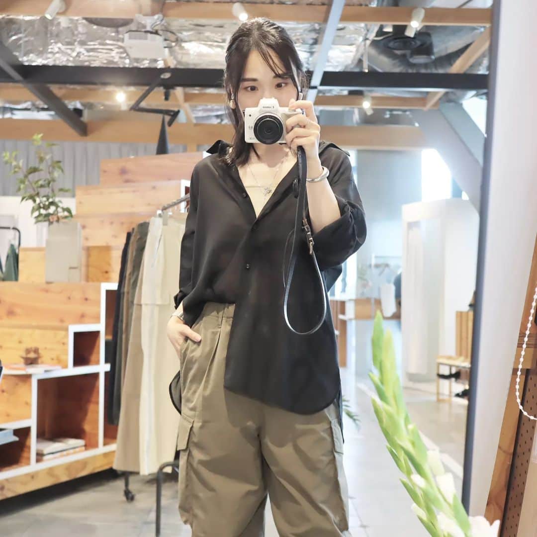 Eri Satoのインスタグラム：「【👖UNIQLO CARGO PANTS👖】 · 先日、ミキティー( @mi_0730_mk )に誘ってもらって UNIQLOのカーゴボトムス試着会に参加してきたよ🥰 @uniqlo_jp @uniqlo_with · 1.2枚目に穿いているのは #uワイドフィットパラシュートカーゴパンツ  ちなみにメンズ！ 私はSサイズできれいめに。 ミキティーはサイズ上げてゆるっと。 一緒にイネスの#コットンシアーシャツ を着てみたよ✨ このシャツも落ち感がすごく良くて、欲しい🥺 · 3.4枚目は #イージーカーゴパンツ こちらもSサイズ。 裾がきゅっと絞れるから足首細く見えるし、 シルエット可愛すぎませんか？ 素材も軽めで、とっても穿きやすいよ！ 仕事用に良さそう☺️ · ラインナップいろいろなので、 お気に入りを探してみてね💓 他にも試着したのでまたアップしますー🤗💫 · · #UNIQLO#ユニクロ#ユニクロ展示会#uniqlo2023fw #ユニクロのカーゴパンツ#カーゴパンツ」
