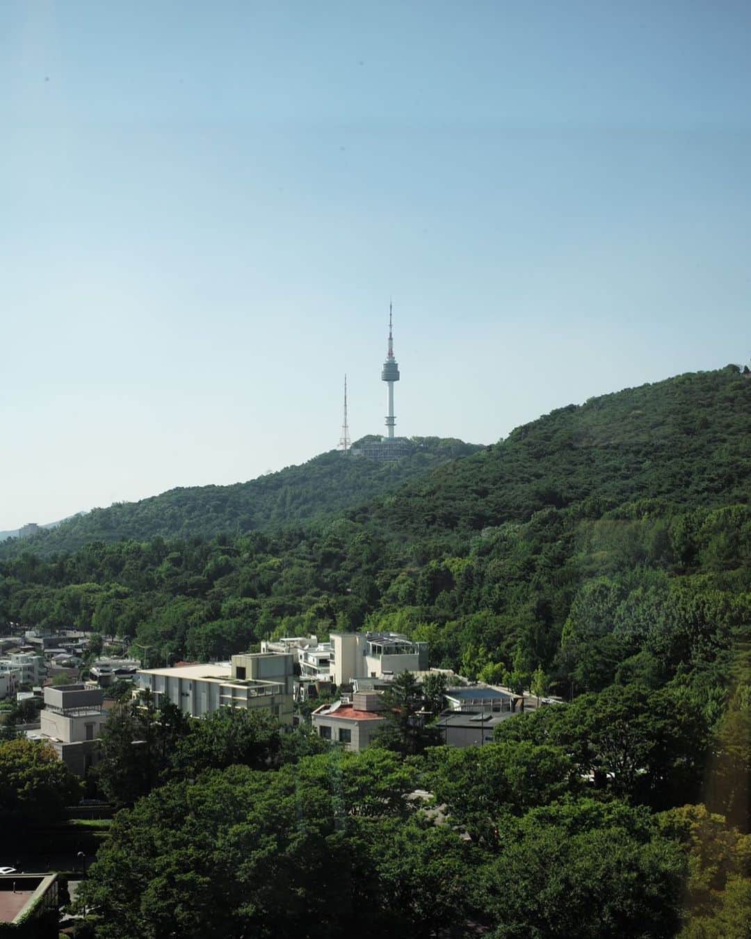 陣内勇人のインスタグラム：「. 南山 ナムサンパーク Nソウルタワーの麓まで 毎朝走って オモロい器具がいっぱいで この国の美意識はここにあるんじゃないかと 息を切らして 学んだこと。  旅の えぇ思い出🇰🇷  #seoul」