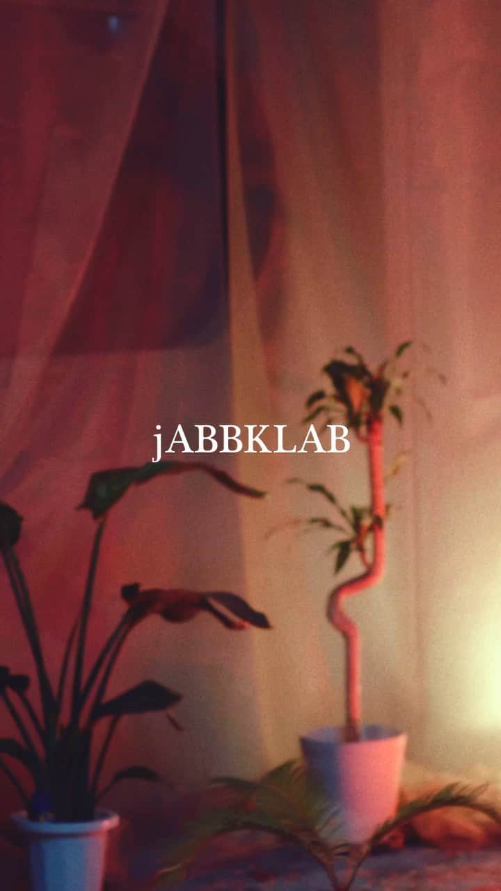 yurinasiaのインスタグラム：「jABBKLAB made🐓🐓 アー写はすごく大切にしたくて、大切な人たちに作ってもらいました。 私は色んな現場に行くけど、本当に今回すごかった。 みんながプロ。 いつも手作業、手探りでやってきて今回大規模でやってみた。すごかった。  なんでもできるし、なんでもやりたい。 そしてずっとワクワクした。 ありがとう。  movie ： ayumugugu ( @ayumugugu ) director ：ayumugugu director：cocoroyen ( @cocoroyen ) camera：cocoroyen ( @cocoroyen ) hairmake：Luy ( @luychanii ) styling ：hiraiayumi (@t_r_c_c_ )」