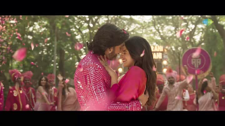 アリア・バットのインスタグラム：「A love song very close to my heart  💖 #VeKamleya OUT NOW!  (link in bio)  #RockyAurRaniKiiPremKahaani in cinemas July 28♥️」