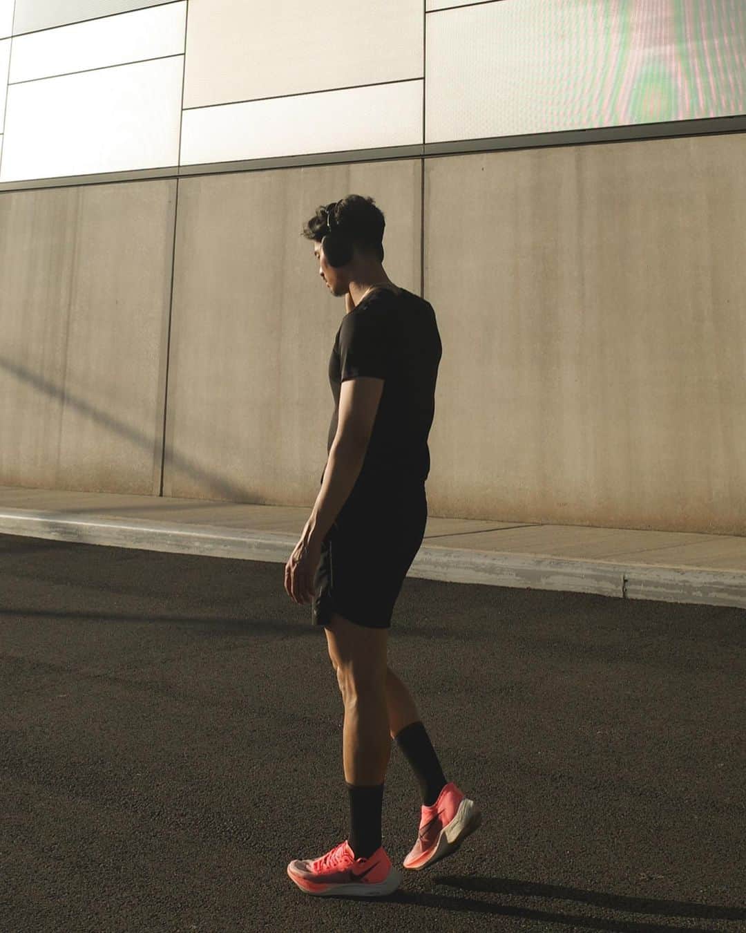 Kensukeのインスタグラム：「@monkmode_official 発売まで今しばらくお待ちください ・ ・ スポーティーファッション= @kensuke__tokyo それが俺です❤️‍🔥 今年はマイブランドで各国周りたいです🌹」