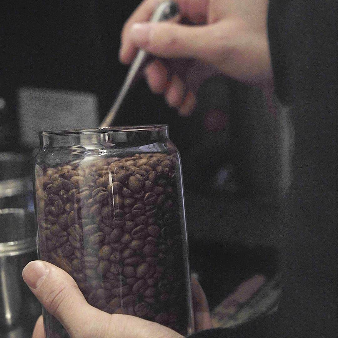 Mel Coffeeさんのインスタグラム写真 - (Mel CoffeeInstagram)「こんにちは！ いつもMel Coffee Roastersをご利用いただきありがとうございます🥝🥝  今お店では、日替わりで試飲を行なっています！ 全てお店に売っているものやお出ししているドリンクからお作りしておりますので もし気になったらお求めいただいたり、中身によってはドリップで飲んでいただくことも可能です◎  そして店頭にはスーパーコールドウォーターを設置しています♡ コーヒーは残念ながら水分ではありませんので、お水をたくさん飲んで熱中症対策をしていきましょう〜🥵  平日10:00-18:00 土日祝 11:00-18:00 でお待ちしております〜🗽 (月曜日はおやすみ😴) (梅雨は明けたんですか？☔️)  #melcoffeeroasters #osaka #specialtycoffee #coffee #pourover #coffeestand」7月18日 21時17分 - melcoffeeroasters