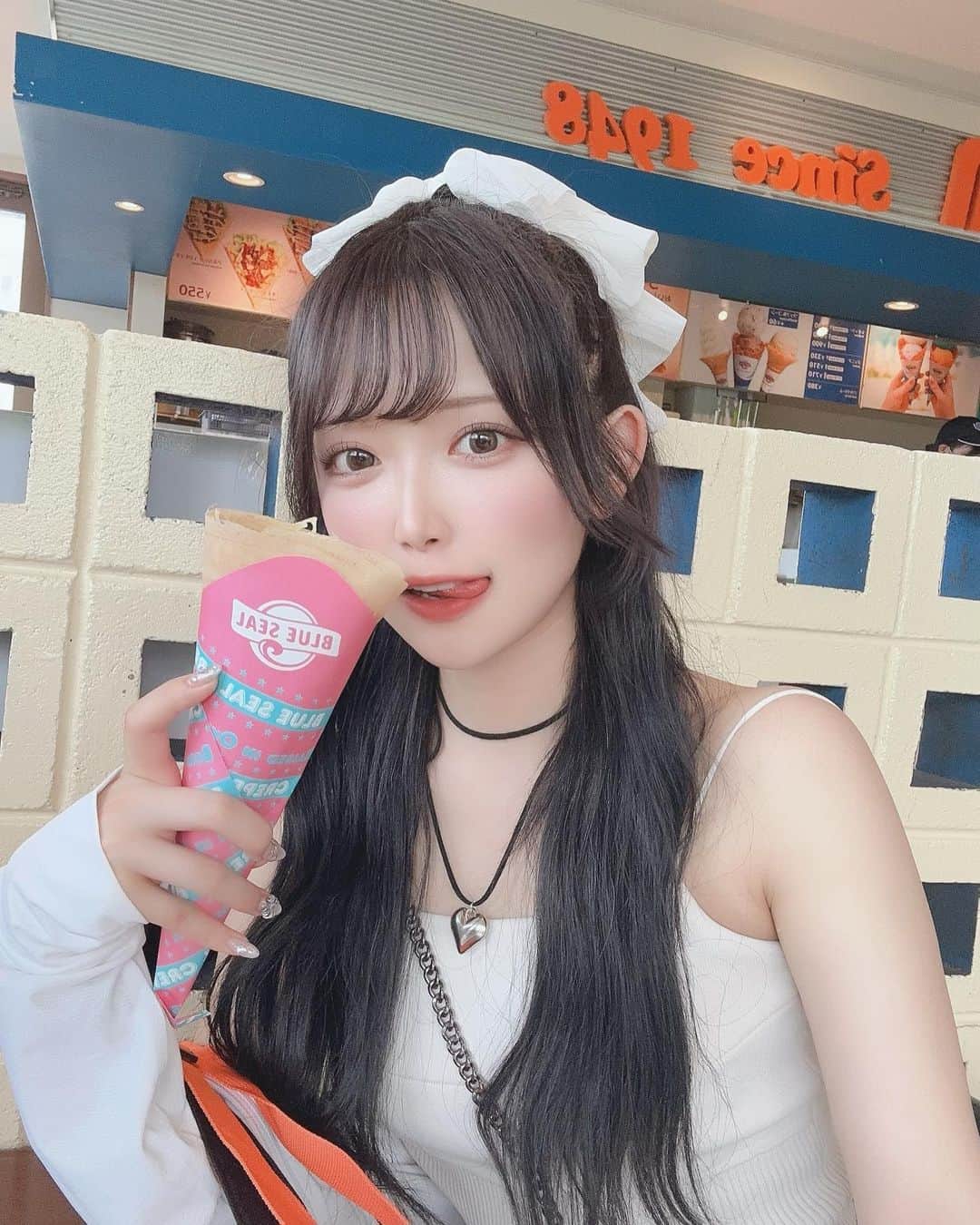 反田葉月のインスタグラム：「初BLUE SEAL 🍨💙🧡  アボカドタコスサラダが美味しすぎてこの旅行中2回食べた.ᐟ.ᐟ」