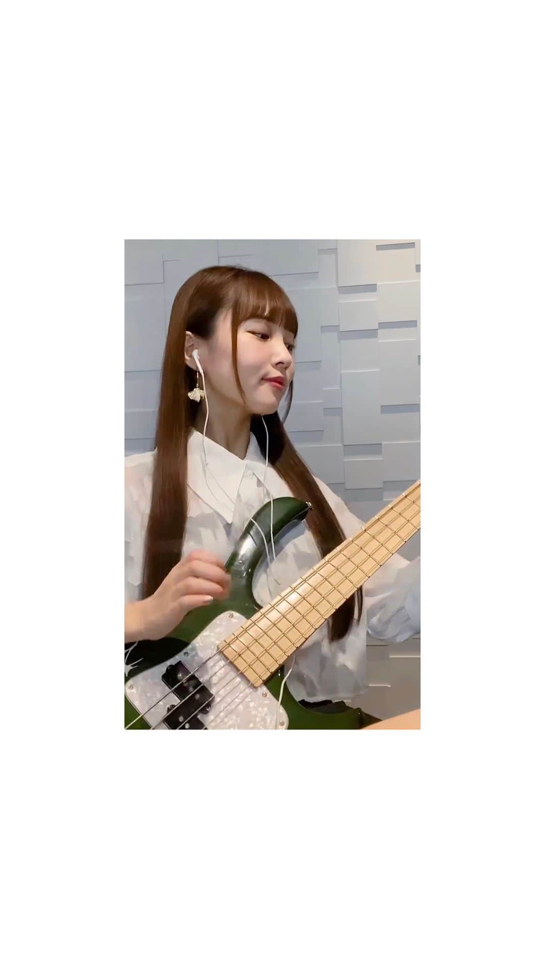 MINAのインスタグラム：「. Super Shy / NewJeans さん🫧 弾いてみました＾＾」