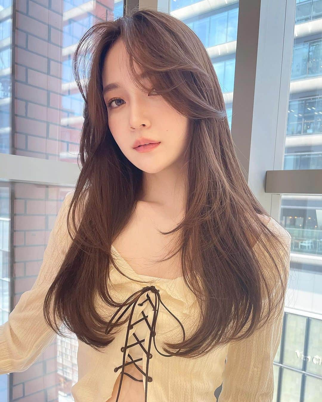 原涼香のインスタグラム：「🩷今やりたい韓国レイヤーロング🩷 夏は軽やかなレイヤースタイルがトレンドですദ്ദി‪- ·̫ - ̳ ㅤㅤㅤㅤㅤㅤㅤㅤㅤㅤㅤㅤㅤ 🎀韓国HAIR STYLE menu... ㅤㅤㅤㅤㅤㅤㅤㅤㅤㅤㅤㅤㅤ ☑︎カット 巻いても巻かなくても可愛いこだわりレイヤーカット♡  ☑︎プレミアムケアカラー(or Wケアカラー) 透明感バツグンカラーが得意です♡ ㅤㅤㅤㅤㅤㅤㅤㅤㅤㅤㅤㅤㅤ ☑︎HITAトリートメント 韓国人みたいなツヤ髪はトリートメントがマスト♡  ㅤㅤㅤㅤㅤㅤㅤㅤㅤㅤㅤㅤㅤ ご予約はリンクから🫶🏻🔗 ㅤㅤㅤㅤㅤㅤㅤㅤㅤㅤㅤㅤㅤㅤㅤㅤㅤㅤㅤㅤㅤㅤㅤㅤㅤㅤ ㅤㅤㅤㅤㅤㅤㅤㅤㅤㅤㅤㅤㅤ  #SHIMA#韓国ヘア#韓国スタイル#レイヤーカット#ワンホンヘア#ワンホン#ダークトーン#網紅#初カラー#暗髪#ベージュカラー#ラベンダーカラー#グレージュ#オリーブカラー#透明感カラー#銀座美容院#銀座美容室#美容師#시스루뱅#레이어드컷#koreanhair」