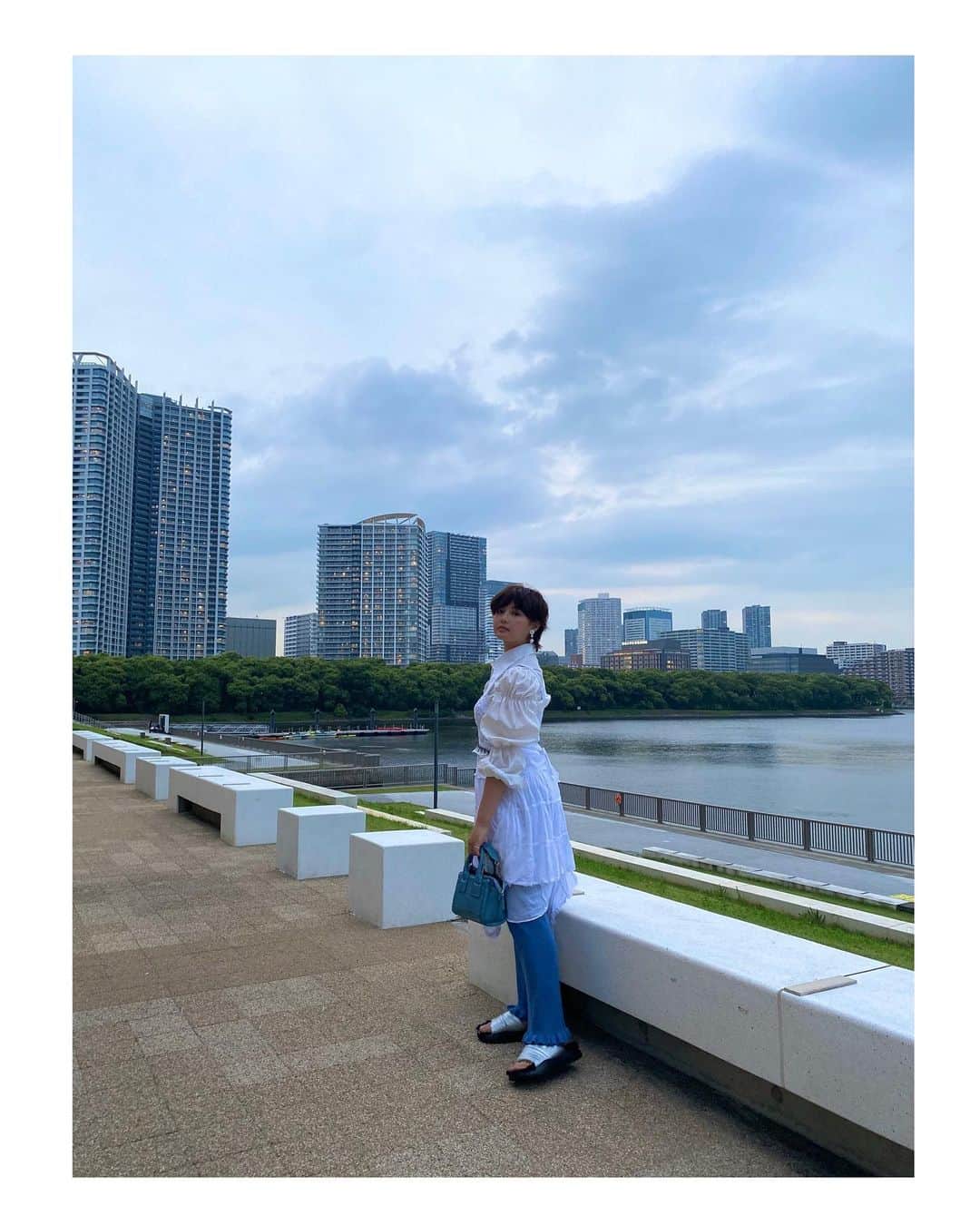 箭内夢菜のインスタグラム：「❄️  またまたお久しぶりな  #箭内家のタンス  最近、パールアクセにハマってます🪽 あと髪を切ってから、シャツが好きになりました︎☺︎  楽しい〜」