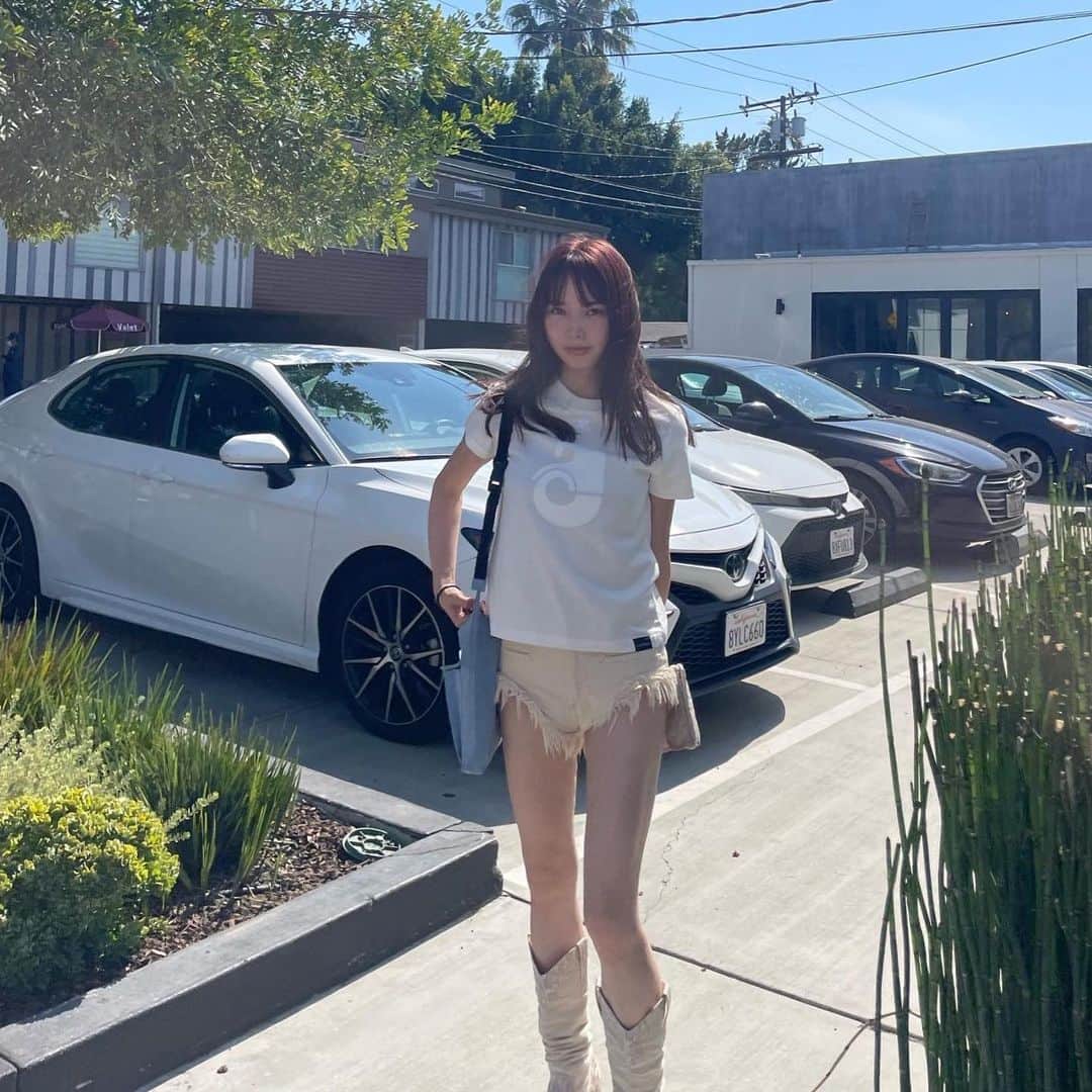 柊有紗のインスタグラム：「@glossier 🤍🛍️」