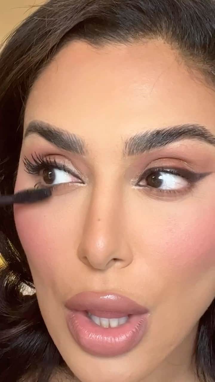 Huda Kattanのインスタグラム：「Listen with sound on 🔊  Dating in 2023 🙉 Sound via @expirednfabulous   Anyone else OBSESSED with our #HudaBeauty1CoatWOW Mascara?! 💬👇🏽 @huda @hudabeautyshop」