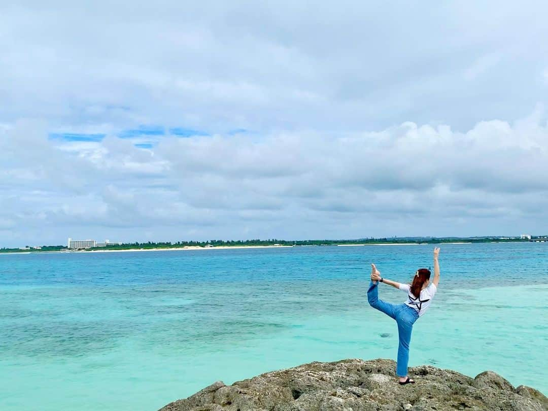 上坂由莉さんのインスタグラム写真 - (上坂由莉Instagram)「New Moon🌑 ⁡ ⁡ 不安定な場所にくるととりたくなるポーズ🧘‍♀️ ⁡ ⁡ 自分の心の安定と集中力を測りつつ、 呼吸、マインド、フィジカル全てが ピタッと合う瞬間は心地よすぎます🫶🌏 ⁡ ⁡ 最近周りが沖縄やハワイなど南国へ行ってて、 海いいなぁと被せました🤭⛱️ ⁡ ⁡ #新月 #ヨガ講師 #京都ヨガ #ヨガインストラクター #ビーチヨガ #踊り子のポーズ #バランスポーズ #ダンサーポーズ #ヨガポーズ #ナタラジャーサナ #呼吸 #後屈 #集中 #心身を整える #自律神経を整える #kyotoyoga #yogateacher #beachyoga #balancepose #natarajasana #dancepose #newmoon #YJO」7月18日 21時28分 - yuri_yoga.727