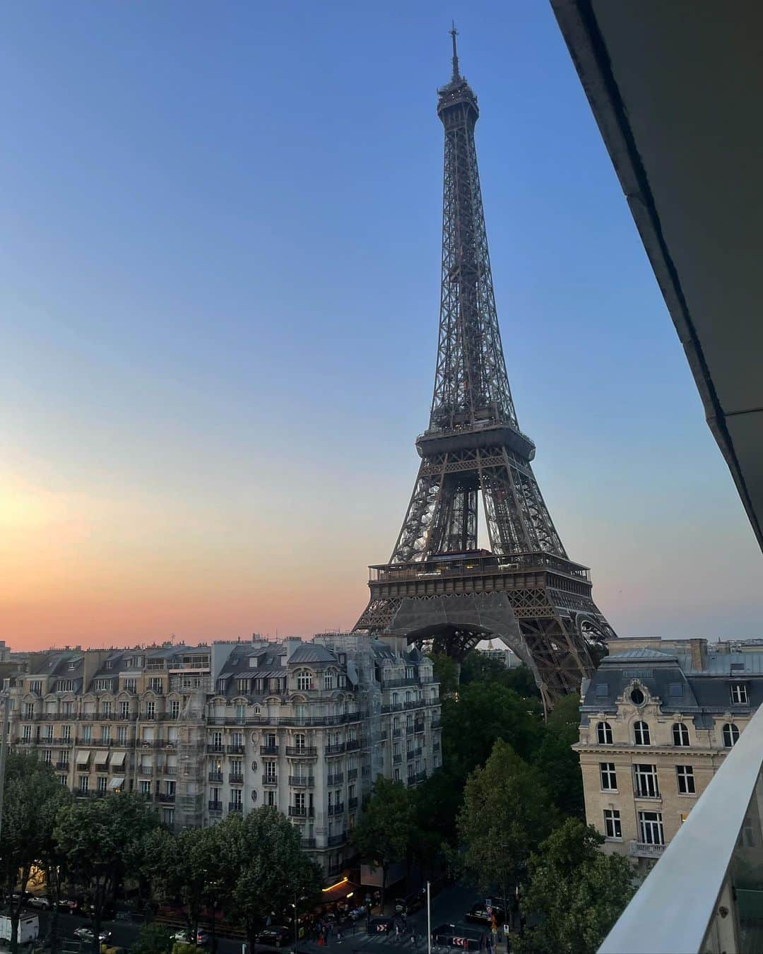 高田秋さんのインスタグラム写真 - (高田秋Instagram)「フランスへ行ってきました🇫🇷 人生初だったので、 まずは凱旋門にエッフェル塔に シャンゼリゼ通りにルーヴル美術館にセーヌ川クルーズ… 観光地へ沢山行きました☺︎ 3枚目は凱旋門の頂上！ パリの街並みがとても綺麗でした💚  ここから旅行の様子を沢山UP していこうと思います🇫🇷💚  #パリ旅行」7月18日 21時28分 - shu_takada