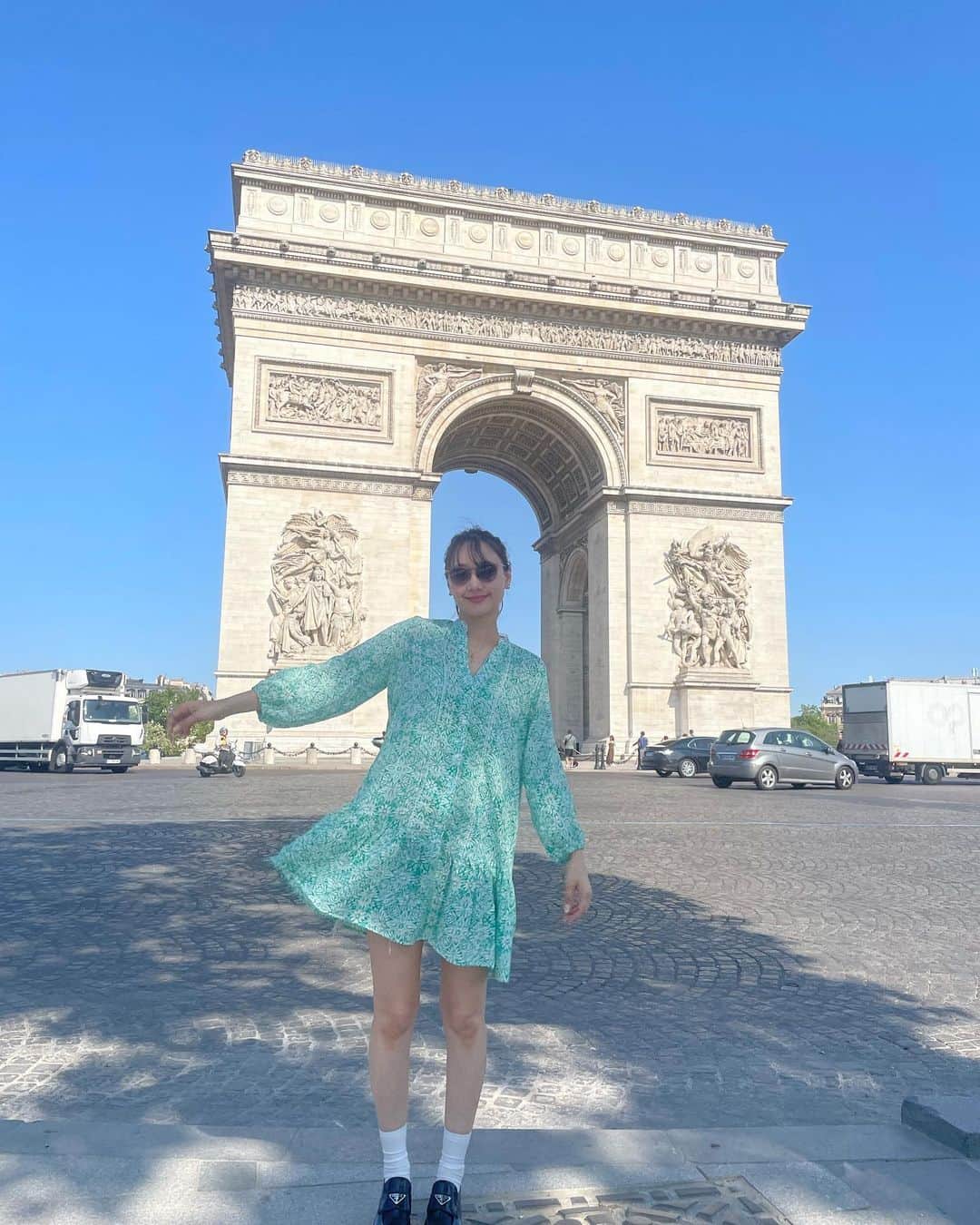 高田秋さんのインスタグラム写真 - (高田秋Instagram)「フランスへ行ってきました🇫🇷 人生初だったので、 まずは凱旋門にエッフェル塔に シャンゼリゼ通りにルーヴル美術館にセーヌ川クルーズ… 観光地へ沢山行きました☺︎ 3枚目は凱旋門の頂上！ パリの街並みがとても綺麗でした💚  ここから旅行の様子を沢山UP していこうと思います🇫🇷💚  #パリ旅行」7月18日 21時28分 - shu_takada