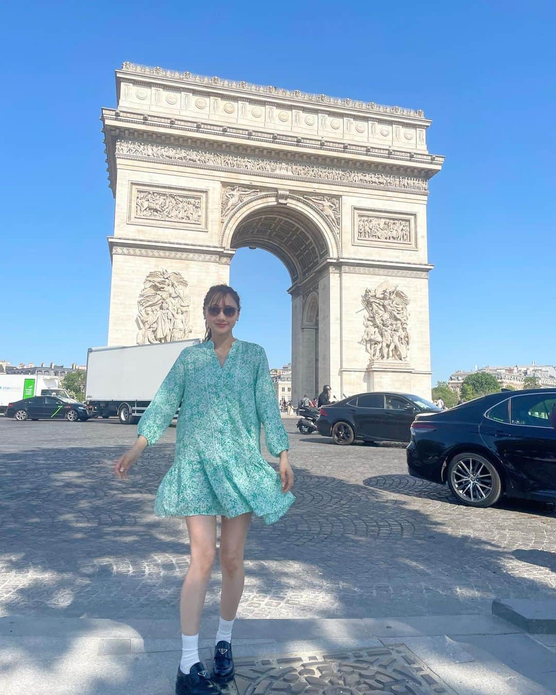 高田秋のインスタグラム：「フランスへ行ってきました🇫🇷 人生初だったので、 まずは凱旋門にエッフェル塔に シャンゼリゼ通りにルーヴル美術館にセーヌ川クルーズ… 観光地へ沢山行きました☺︎ 3枚目は凱旋門の頂上！ パリの街並みがとても綺麗でした💚  ここから旅行の様子を沢山UP していこうと思います🇫🇷💚  #パリ旅行」