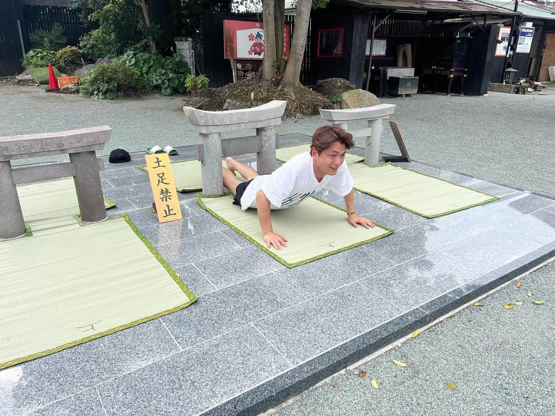 奥井浩之さんのインスタグラム写真 - (奥井浩之Instagram)「粟嶋神社の日本一小さい鳥居へ⛩️ 無事通れたからいい事あるなーーー✨ #粟嶋神社#熊本 #日本一小さい鳥居 #ずっと通れる身体をキープしよう #神社仏閣」7月18日 21時28分 - o.k.k.u.n