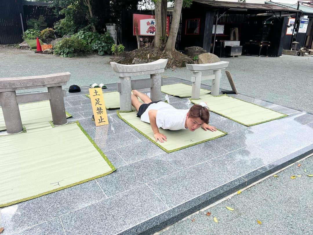 奥井浩之さんのインスタグラム写真 - (奥井浩之Instagram)「粟嶋神社の日本一小さい鳥居へ⛩️ 無事通れたからいい事あるなーーー✨ #粟嶋神社#熊本 #日本一小さい鳥居 #ずっと通れる身体をキープしよう #神社仏閣」7月18日 21時28分 - o.k.k.u.n