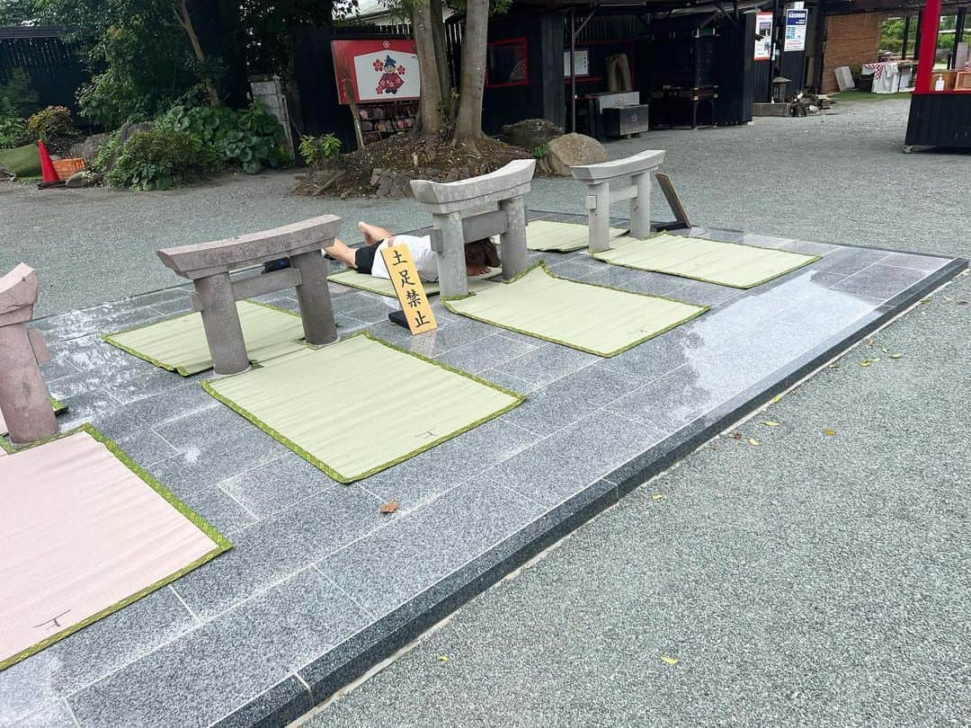 奥井浩之さんのインスタグラム写真 - (奥井浩之Instagram)「粟嶋神社の日本一小さい鳥居へ⛩️ 無事通れたからいい事あるなーーー✨ #粟嶋神社#熊本 #日本一小さい鳥居 #ずっと通れる身体をキープしよう #神社仏閣」7月18日 21時28分 - o.k.k.u.n