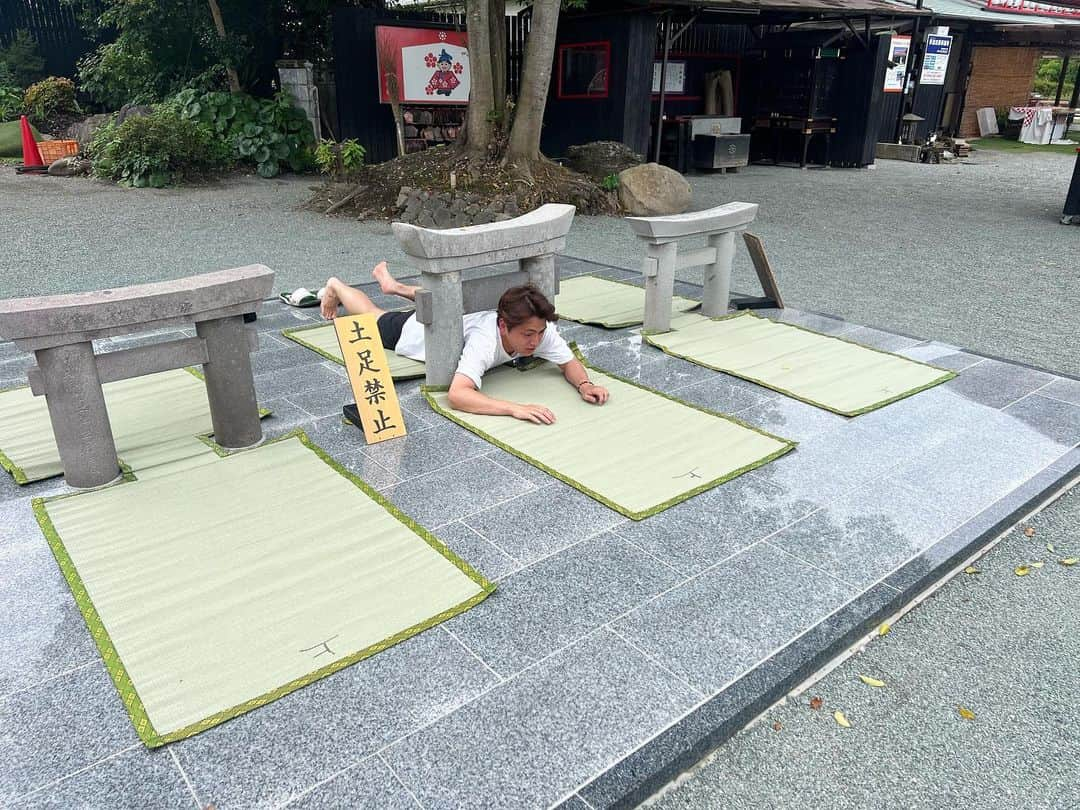 奥井浩之さんのインスタグラム写真 - (奥井浩之Instagram)「粟嶋神社の日本一小さい鳥居へ⛩️ 無事通れたからいい事あるなーーー✨ #粟嶋神社#熊本 #日本一小さい鳥居 #ずっと通れる身体をキープしよう #神社仏閣」7月18日 21時28分 - o.k.k.u.n