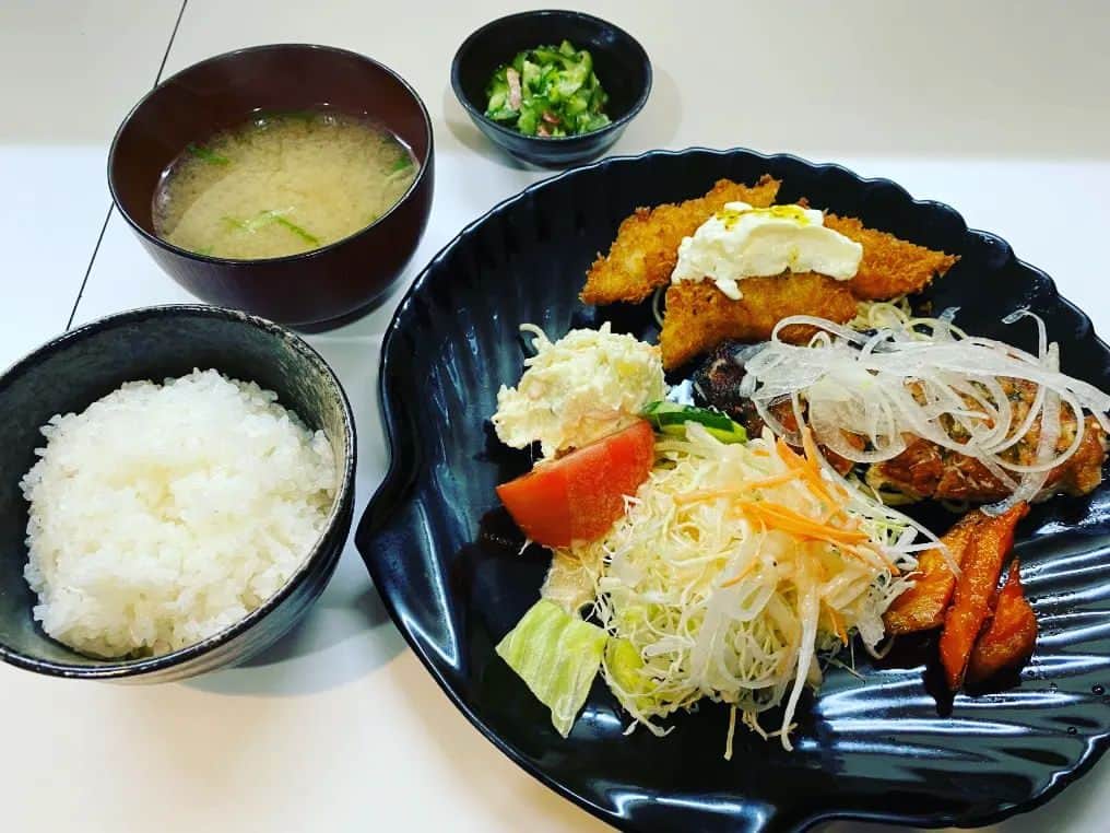 前原誠司のインスタグラム：「今日のお昼は京都市左京区吉田の「満佐留」さんで「満佐留スペシャル（ご飯少なめ）」をいただきました。猛暑の中、暑い厨房で料理を作っていただき、ありがとうございます。とても美味しく頂きました。上田さん、ご馳走様でした。（誠）#まえはランチ  https://map.yahoo.co.jp/v2/place/40L9wocZOeY?fr=sydd_p-grmspot-1-header_gs-ttl_lc」